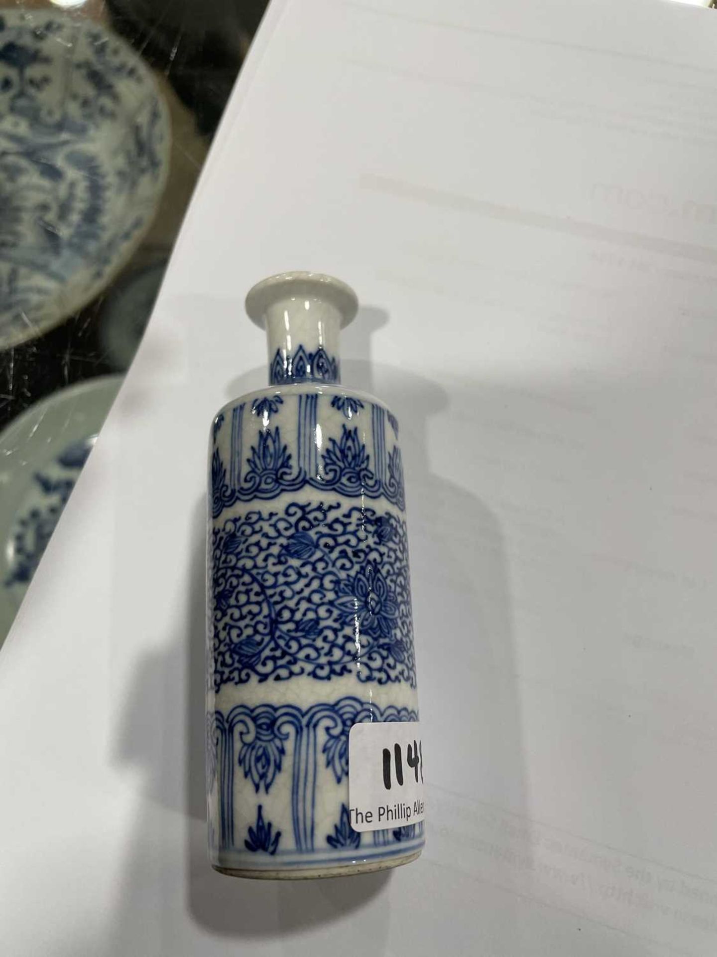 A mixed group of Chinese and other blue and white ceramics including beads, lidded vases, caddies - Bild 29 aus 82