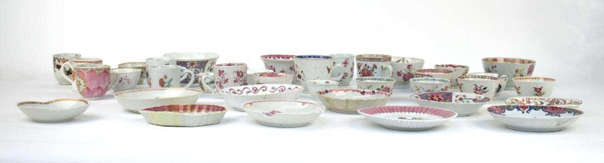 A large quantity of Chinese and famille rose decorated tea bowls, tea cups, saucers and saucer - Image 2 of 6