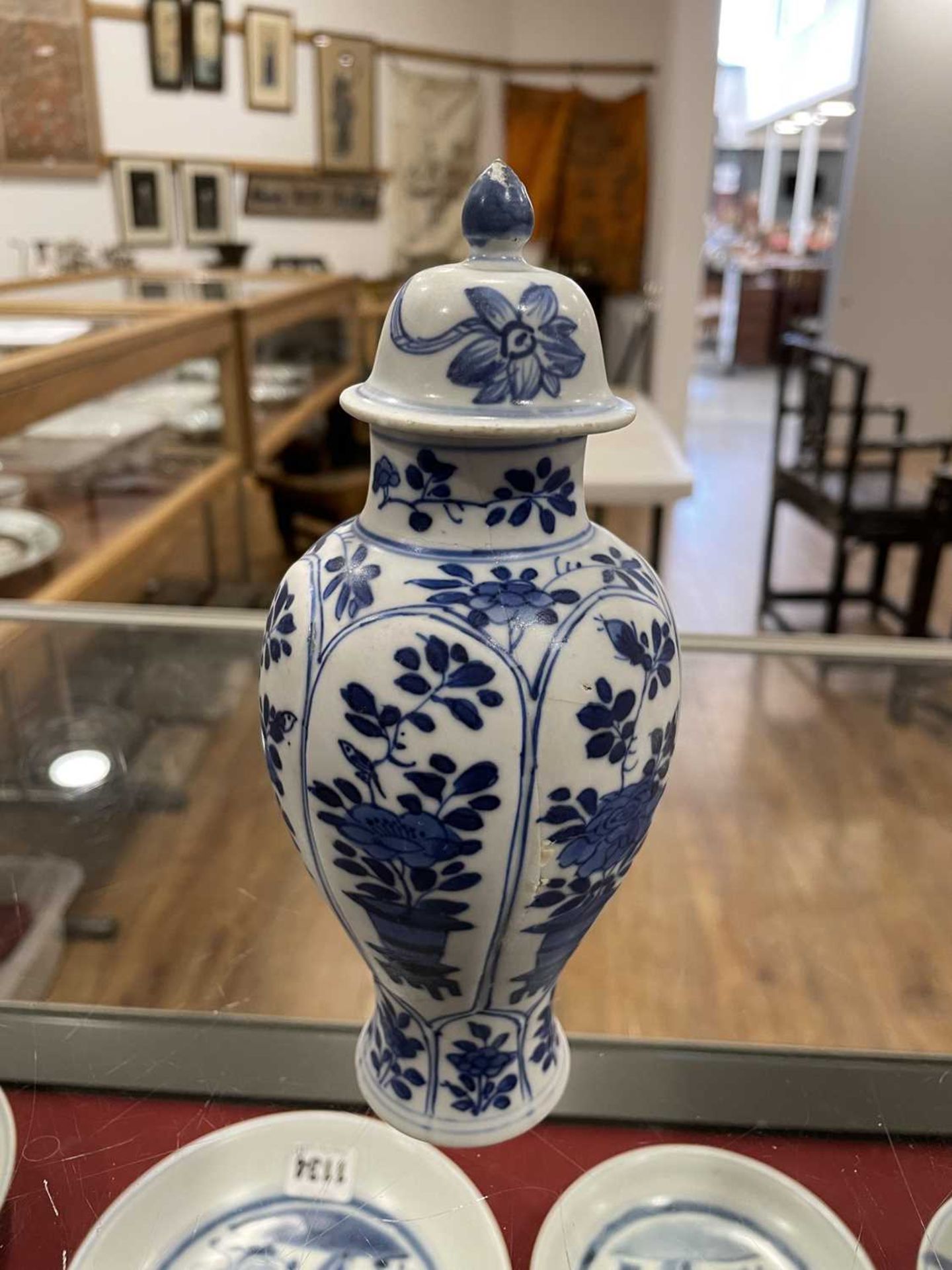 A mixed group of Chinese and other blue and white ceramics including beads, lidded vases, caddies - Bild 34 aus 82