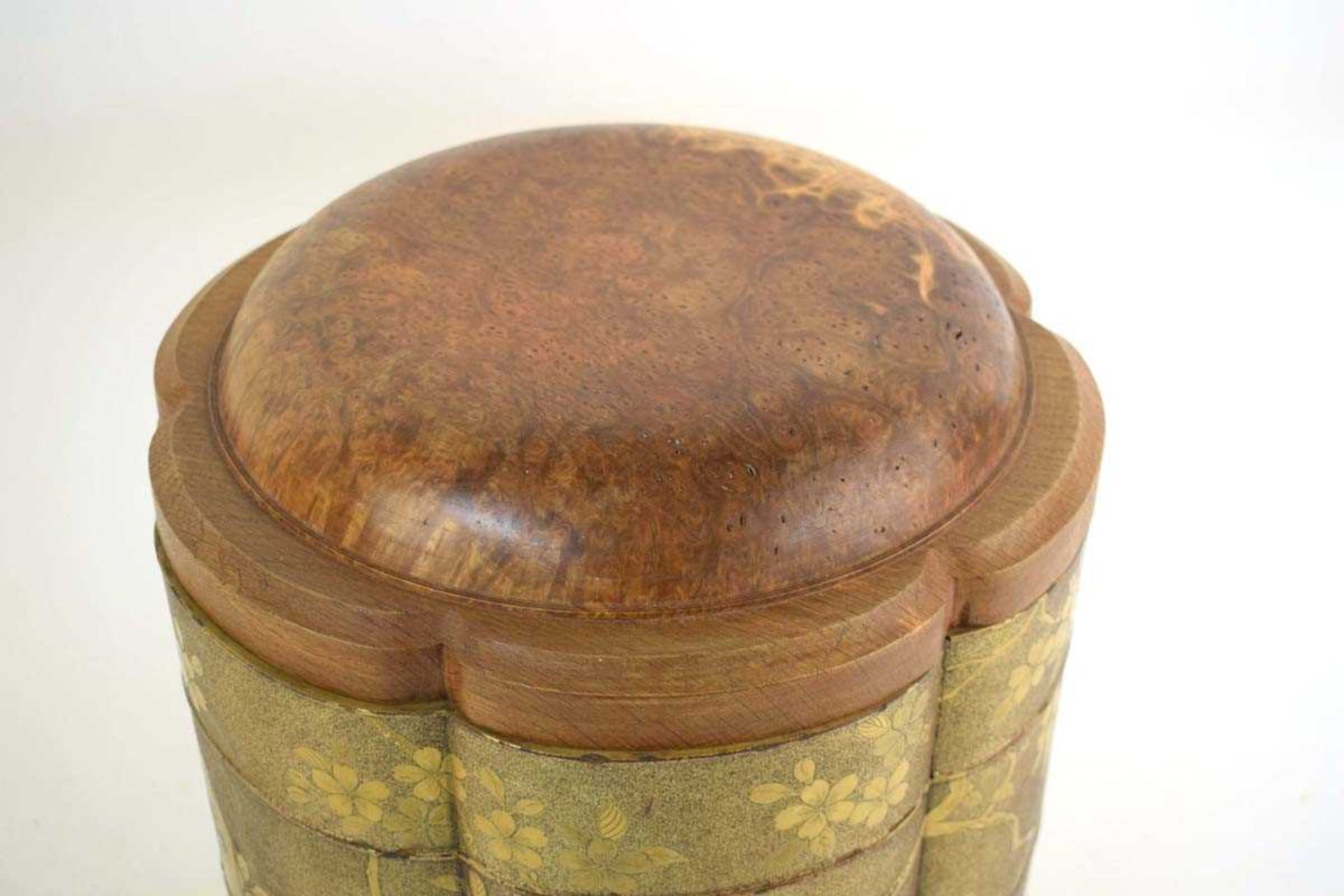 A Japanese three stage lacquer work Jūbako box of flowerhead form, the later burr wood cover over - Bild 3 aus 4