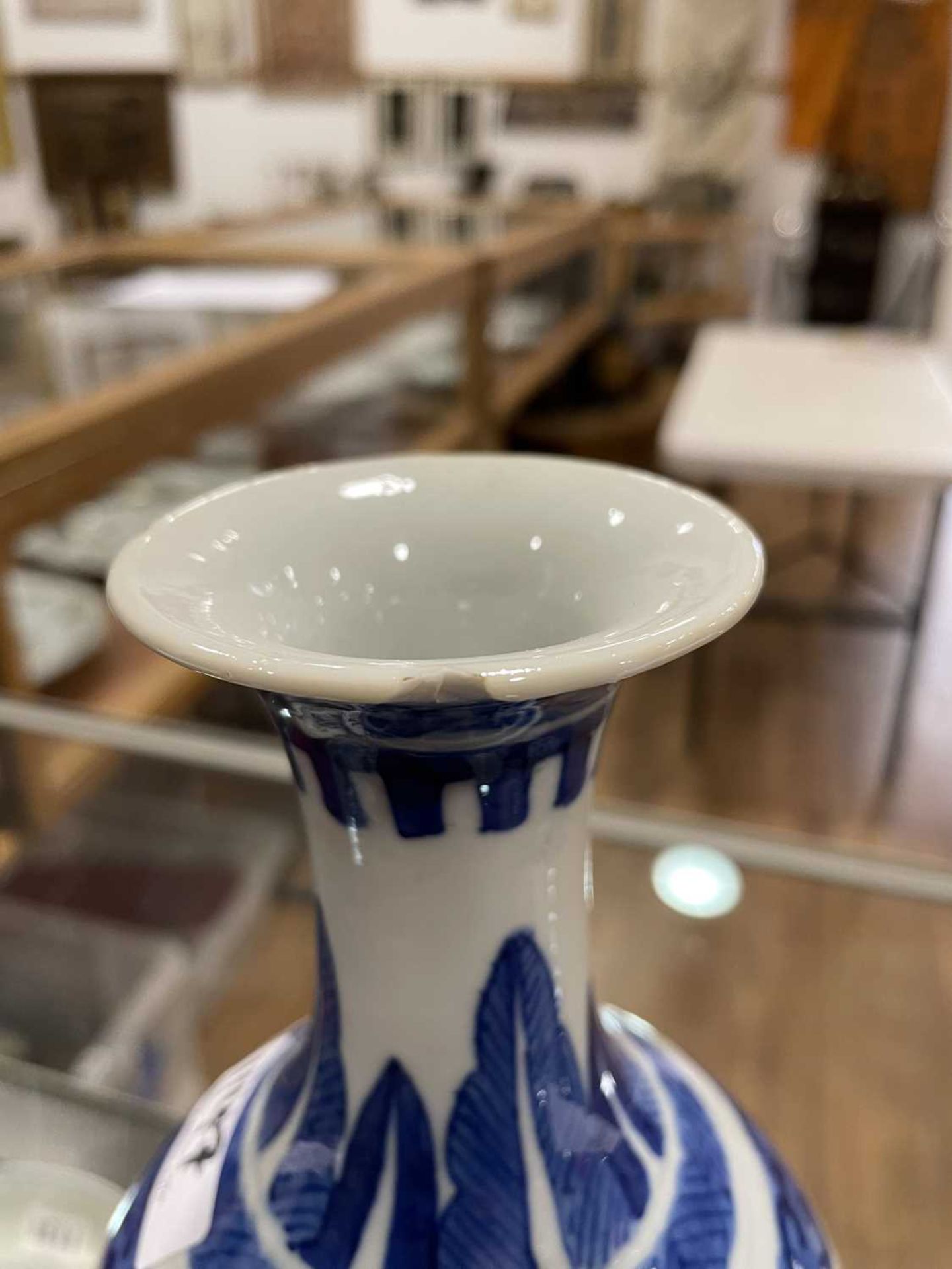 A Chinese blue and white blossom pattern brush pot of cylindrical form on a fixed hardwood base, - Bild 25 aus 54