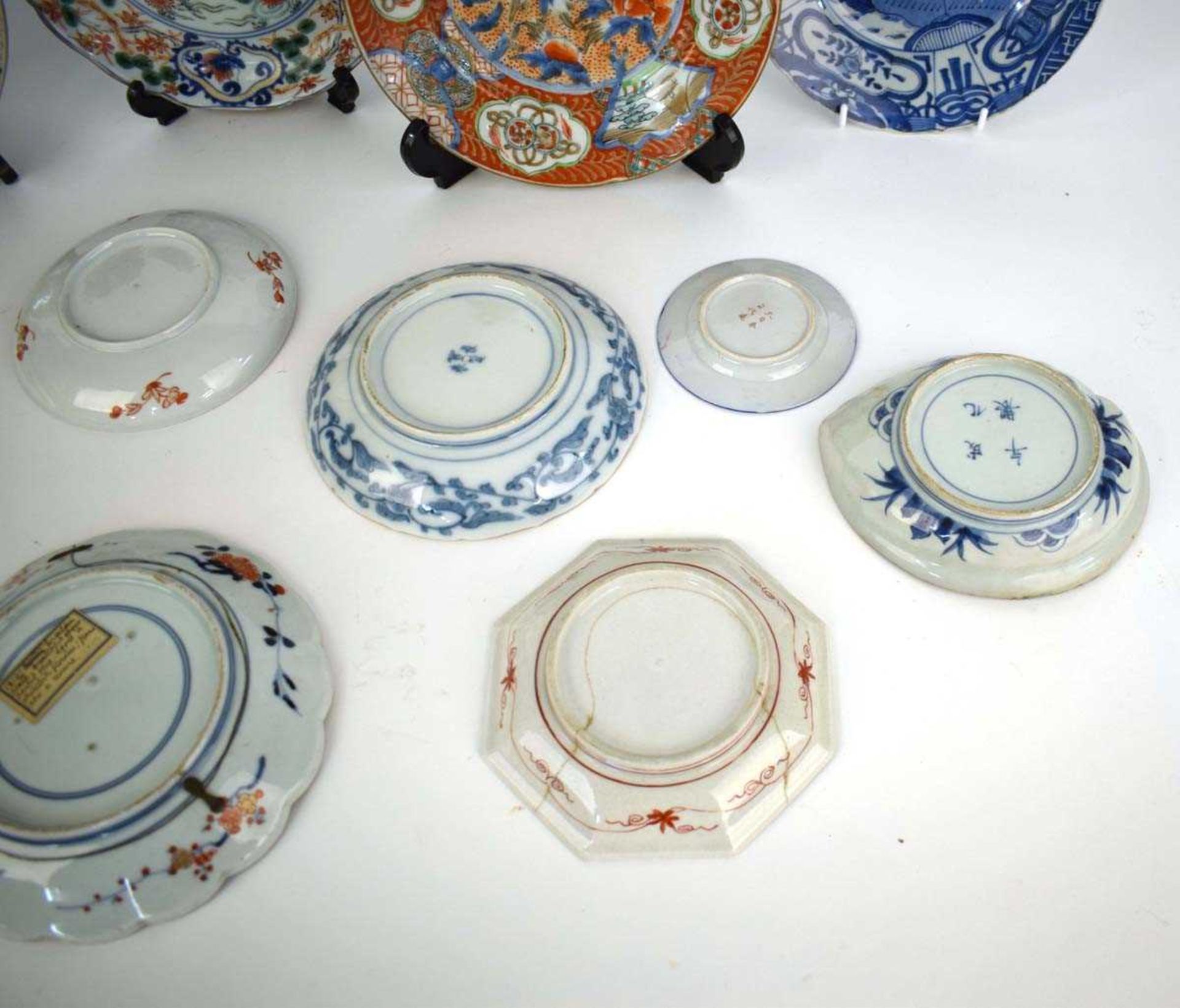 A group of fourteen Japanese imari and other side plates and dishes, max. d. 21.5 cm (14) *from - Bild 5 aus 7