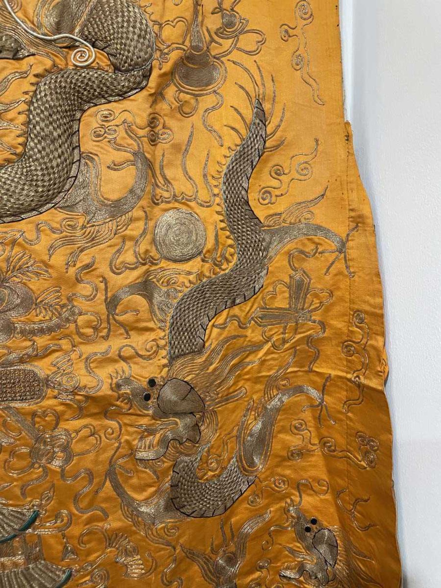 A Chinese robe section worked in gold coloured threads depicting dragons and a pagoda on an orange - Bild 15 aus 15
