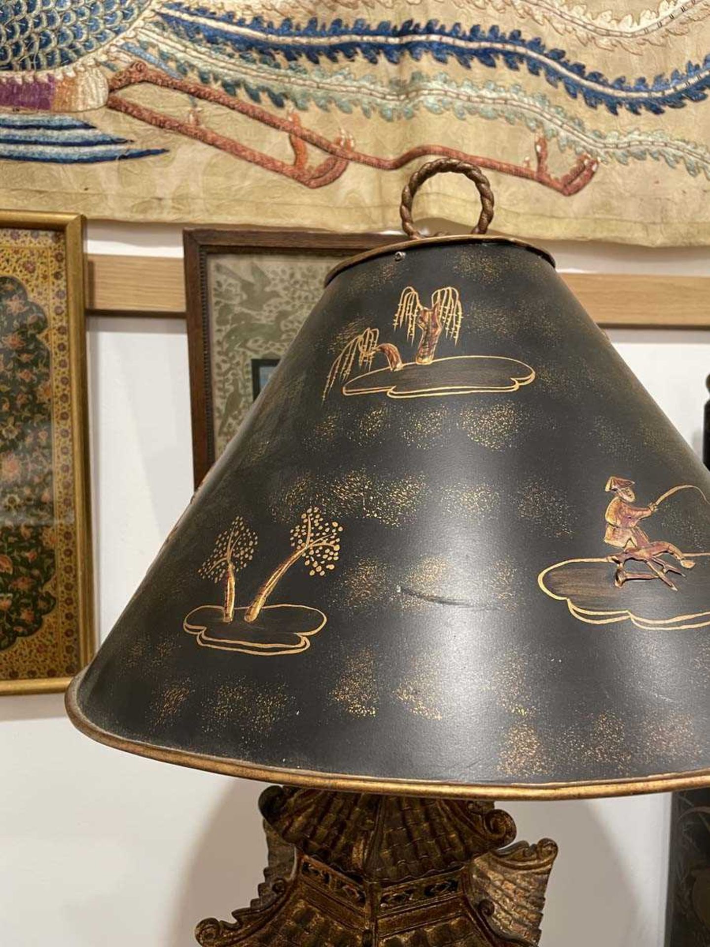 A pair of late 20th century chinoiserie table lamps, the black shades with gilded relief detail over - Bild 7 aus 17