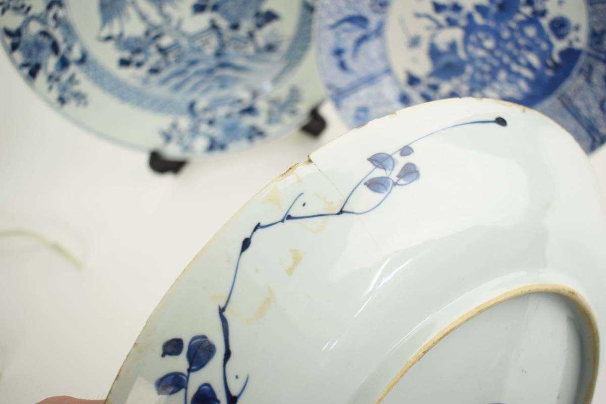 A Chinese blue and white charger centrally decorated with a weeping willow amongst a foliate - Image 5 of 5