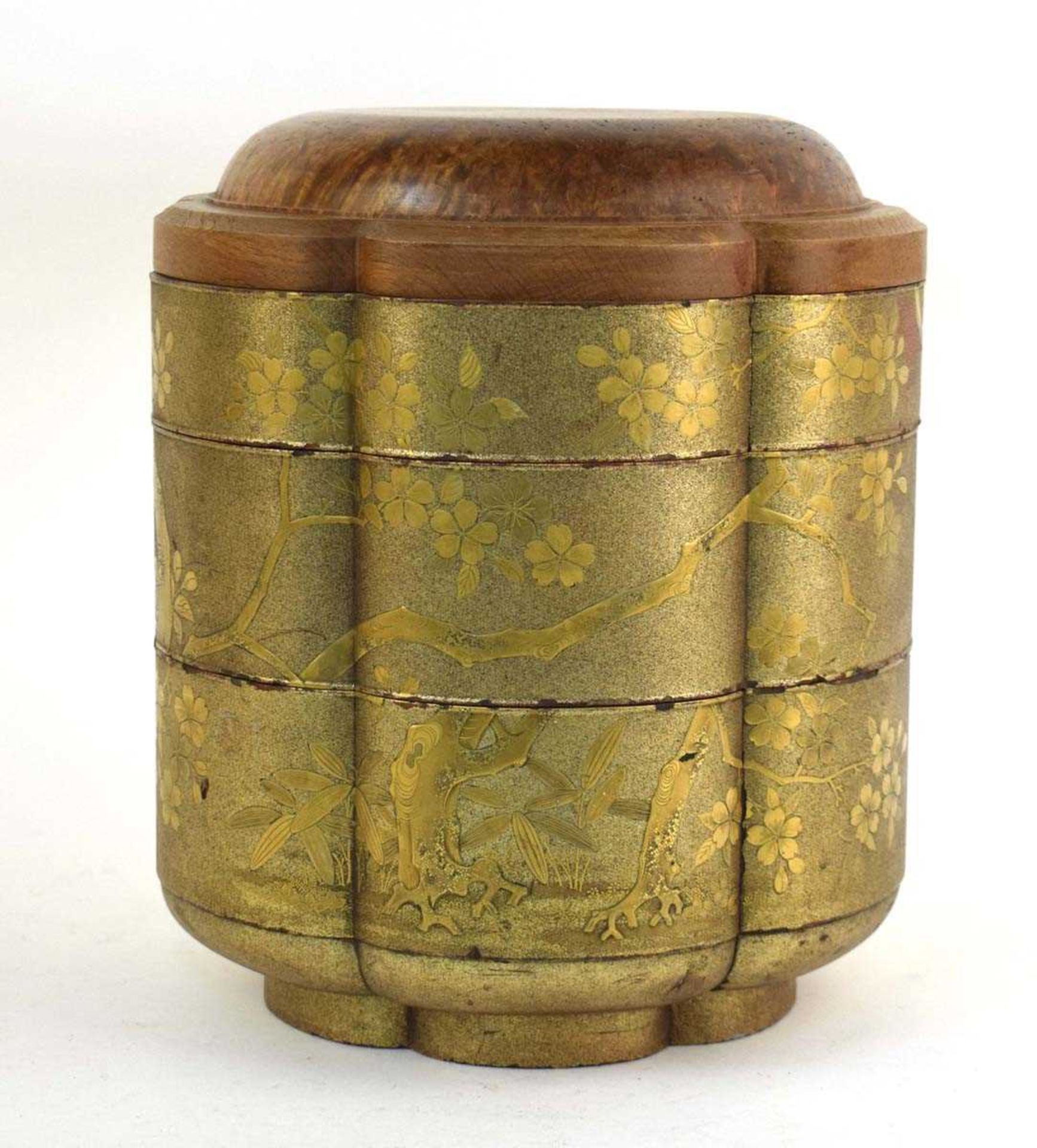 A Japanese three stage lacquer work Jūbako box of flowerhead form, the later burr wood cover over - Bild 2 aus 4