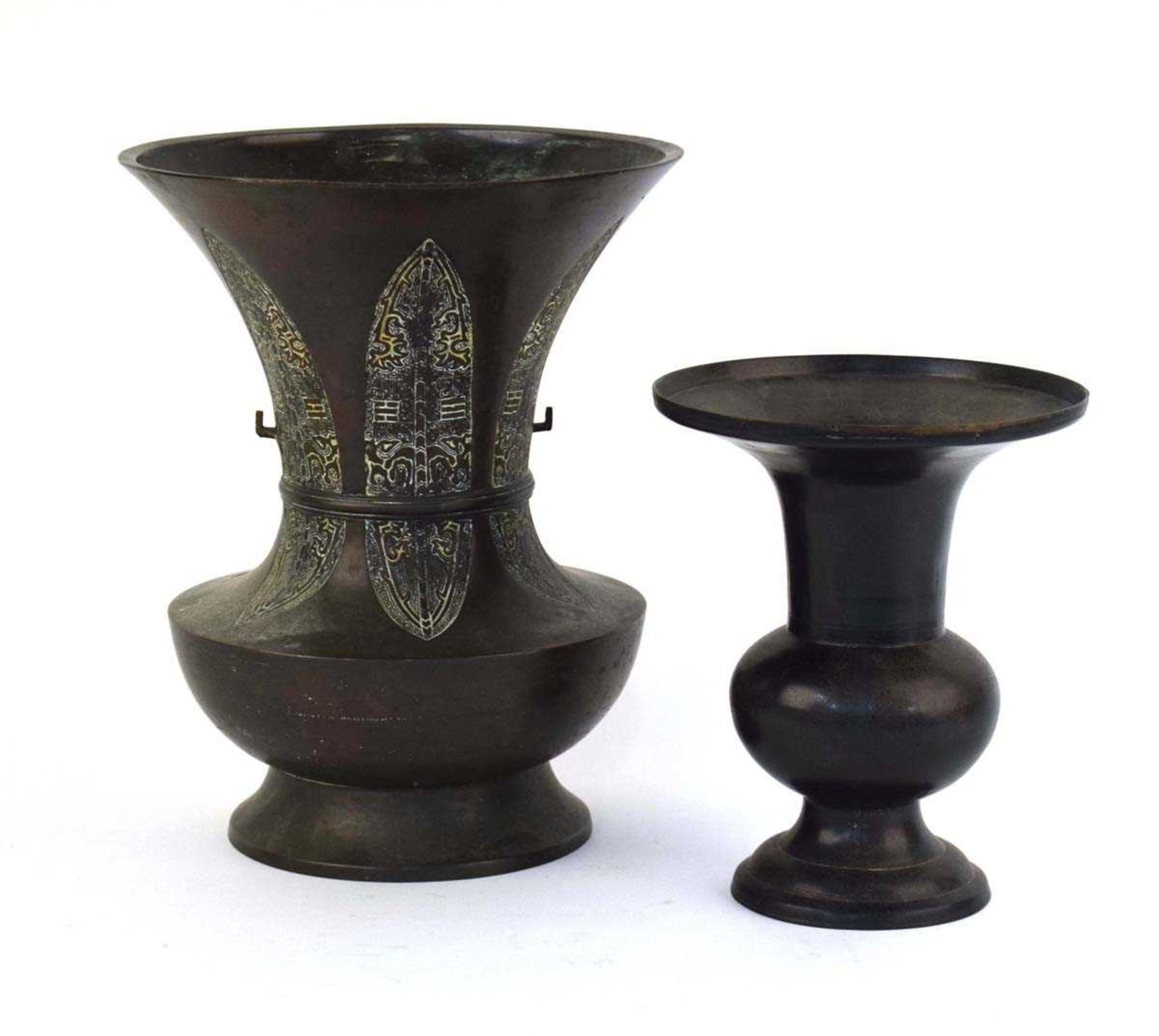 A 19th century Chinese brown patinated bronze vase of flared form, having six blade form sections - Bild 2 aus 5