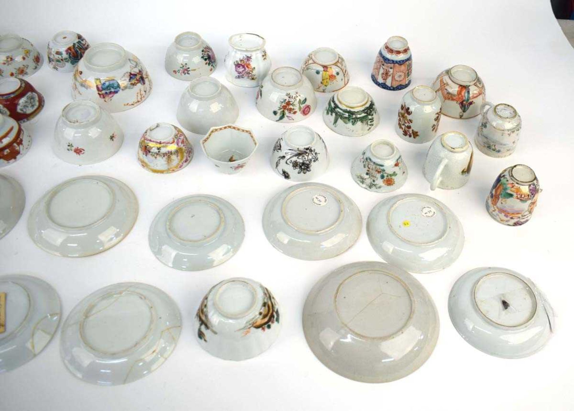 A large quantity of Chinese and other enamel and imari decorated tea bowls, tea cups, saucers and - Image 15 of 15