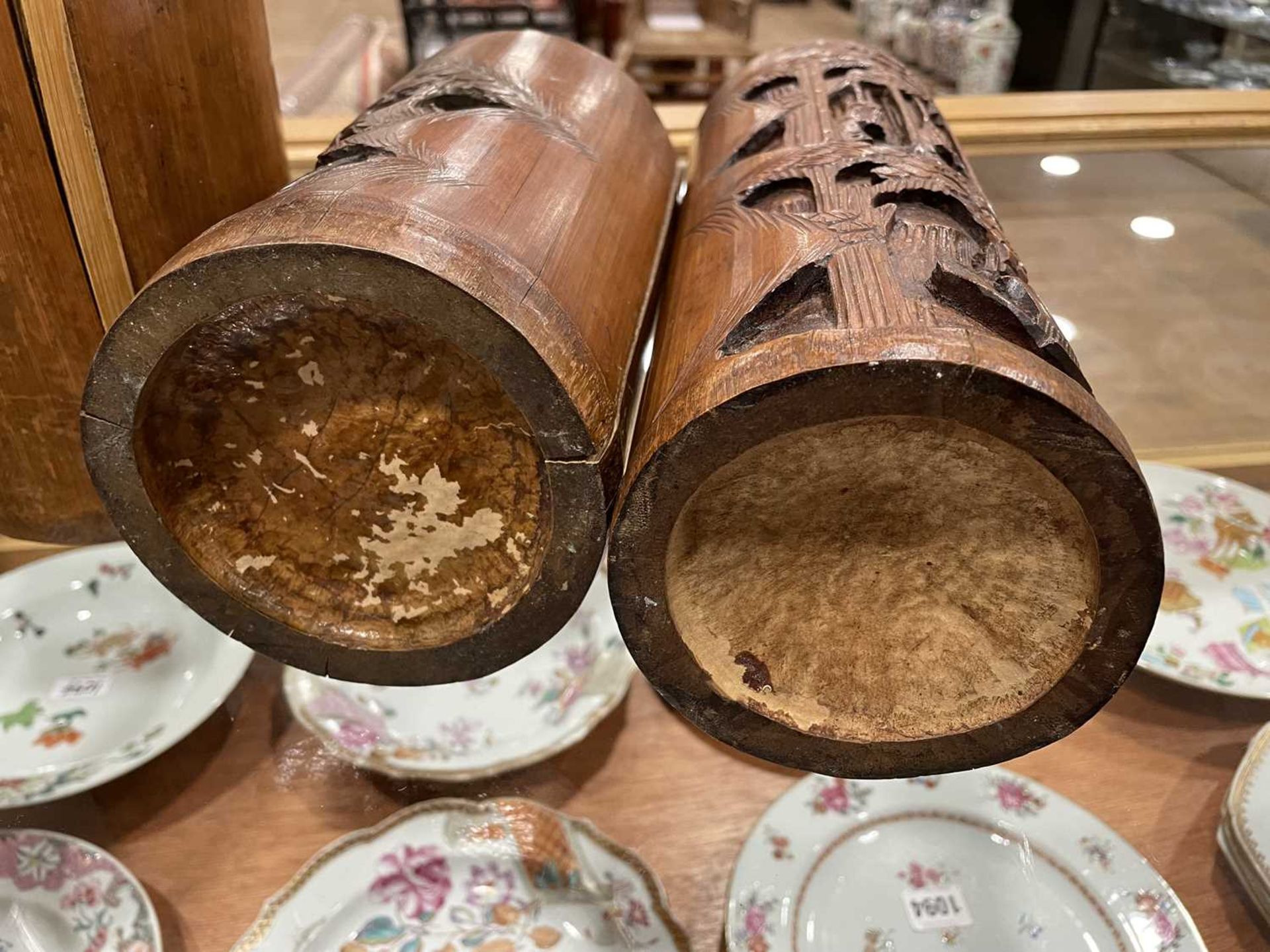 Two pairs of Chinese carved bamboo brush pots, max h. 28.5 cm, together with a carved bamboo - Bild 10 aus 13