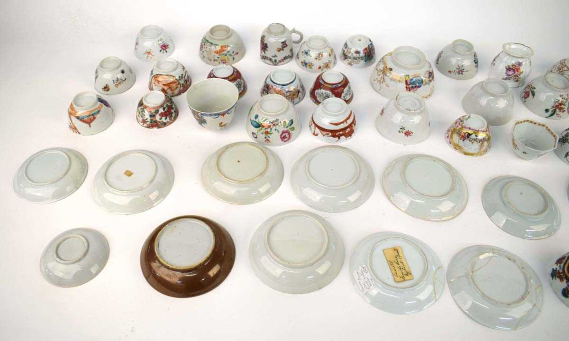 A large quantity of Chinese and other enamel and imari decorated tea bowls, tea cups, saucers and - Image 13 of 15