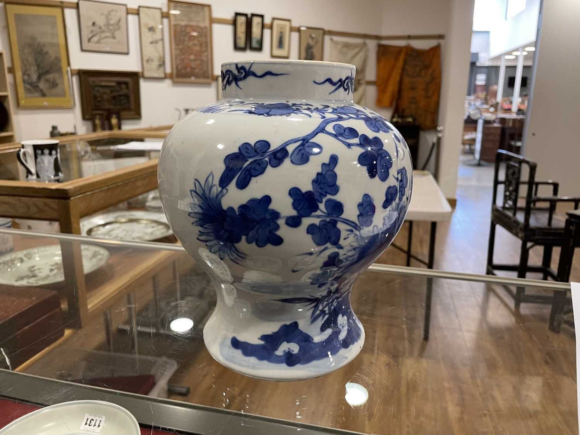 A Chinese blue and white blossom pattern brush pot of cylindrical form on a fixed hardwood base, - Bild 19 aus 54