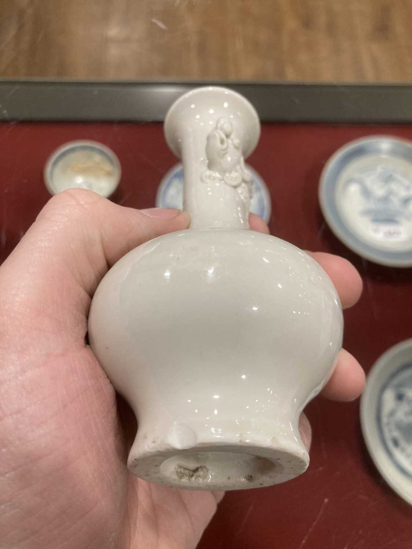 A Chinese Export Vung Tau Cargo container base, d. 9cm, a blanc de chine miniature vase of gourd - Bild 22 aus 56