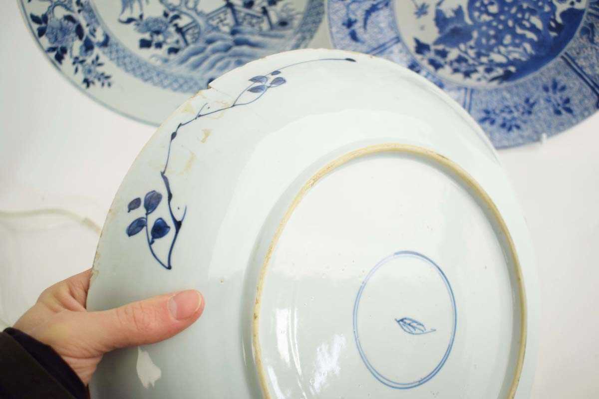 A Chinese blue and white charger centrally decorated with a weeping willow amongst a foliate - Image 4 of 5