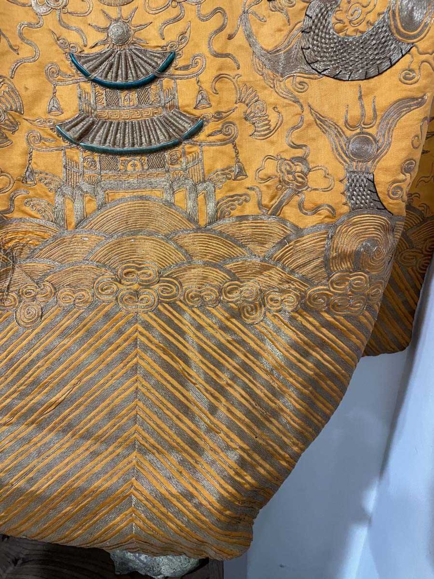 A Chinese robe section worked in gold coloured threads depicting dragons and a pagoda on an orange - Bild 12 aus 15