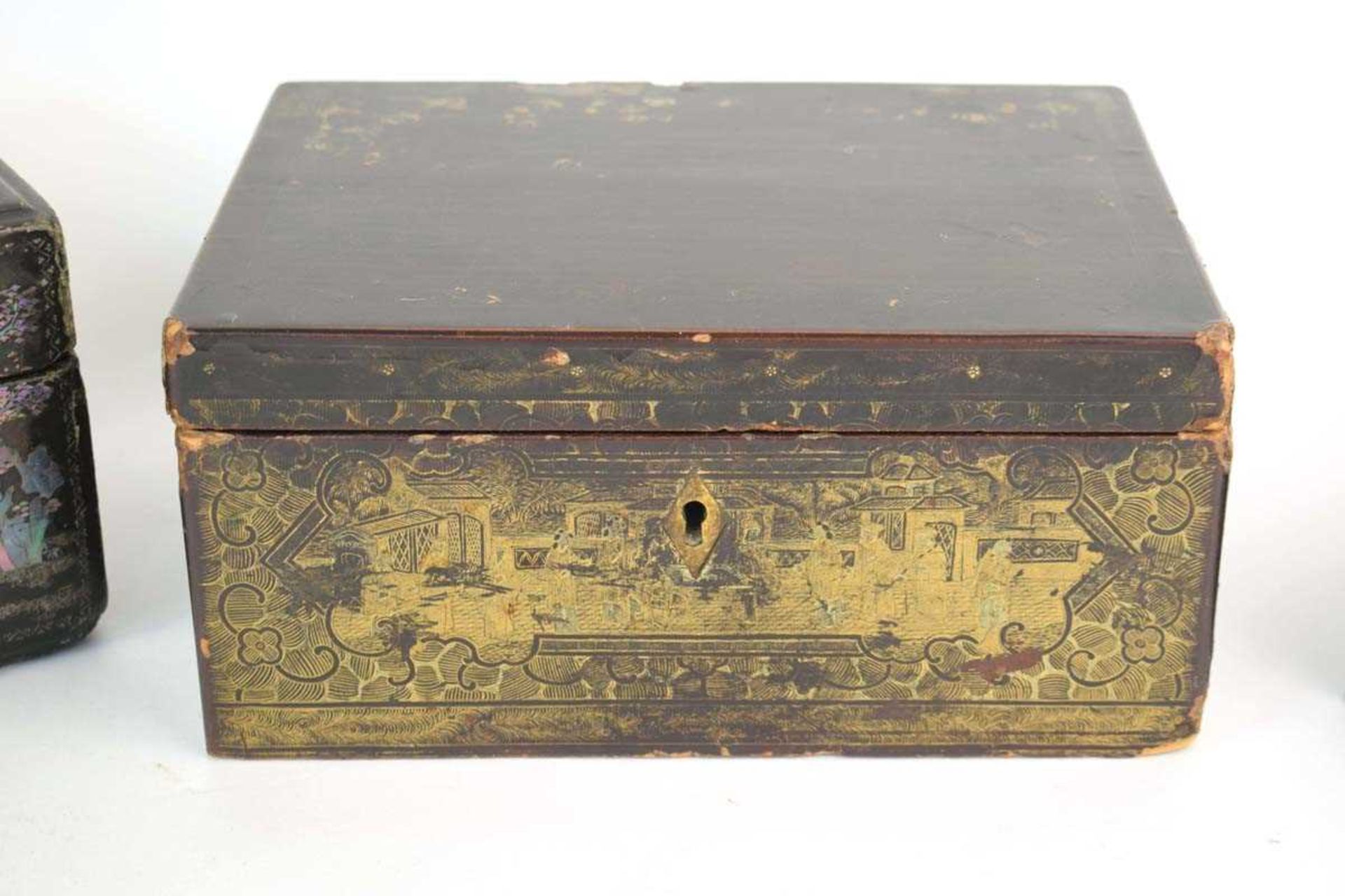 A Chinese Export lacquer work and pewter mounted caddy of rectangular form, w. 23 cm, d. 16.5 cm, h. - Bild 2 aus 33