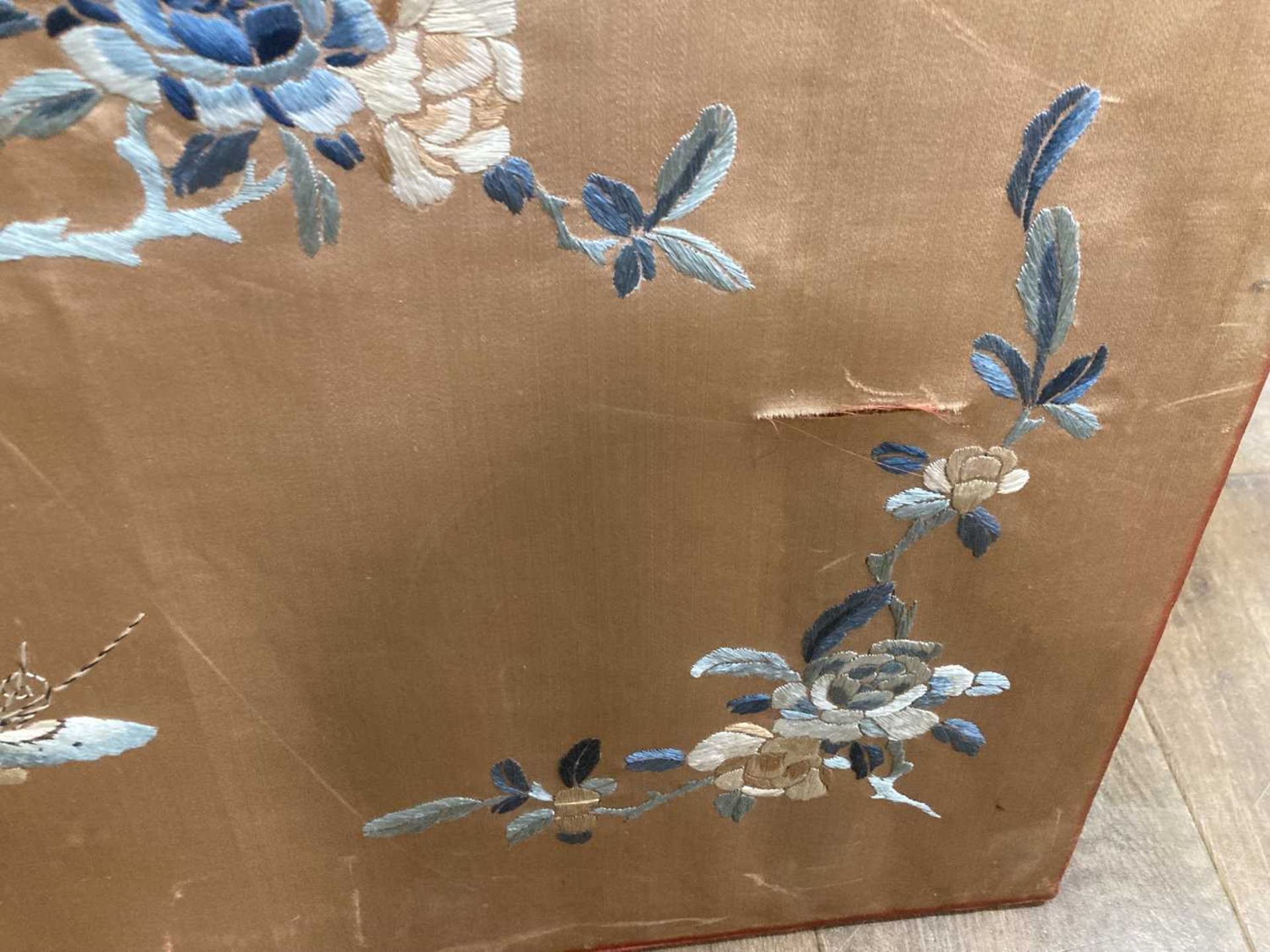 A Chinese silk panel embroidered with blossoms and butterflies, 94 x 34 cm, a machine made panel - Bild 10 aus 38