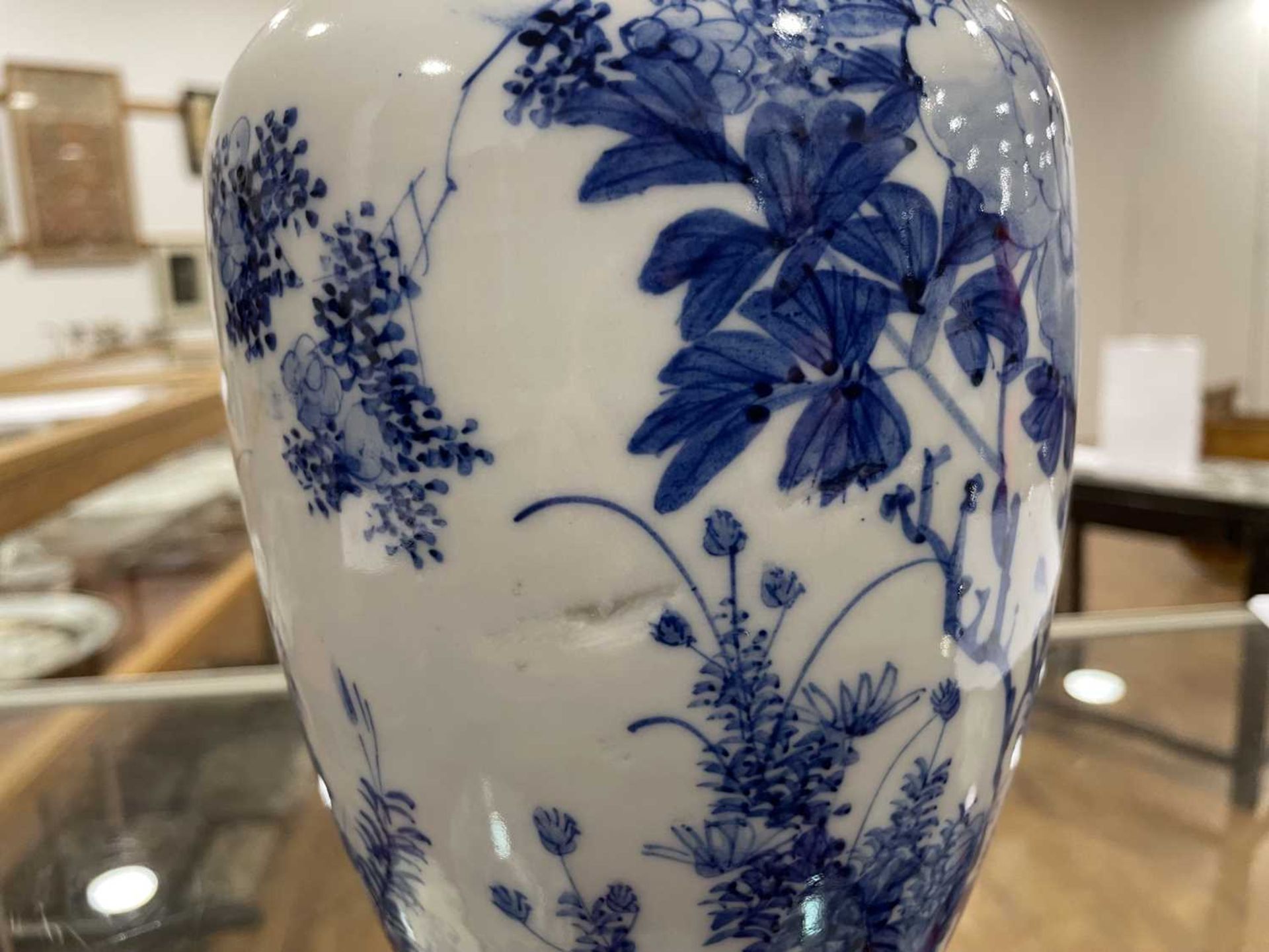 A Chinese blue and white blossom pattern brush pot of cylindrical form on a fixed hardwood base, - Bild 13 aus 54