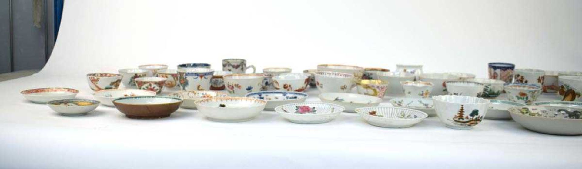 A large quantity of Chinese and other enamel and imari decorated tea bowls, tea cups, saucers and - Image 8 of 15