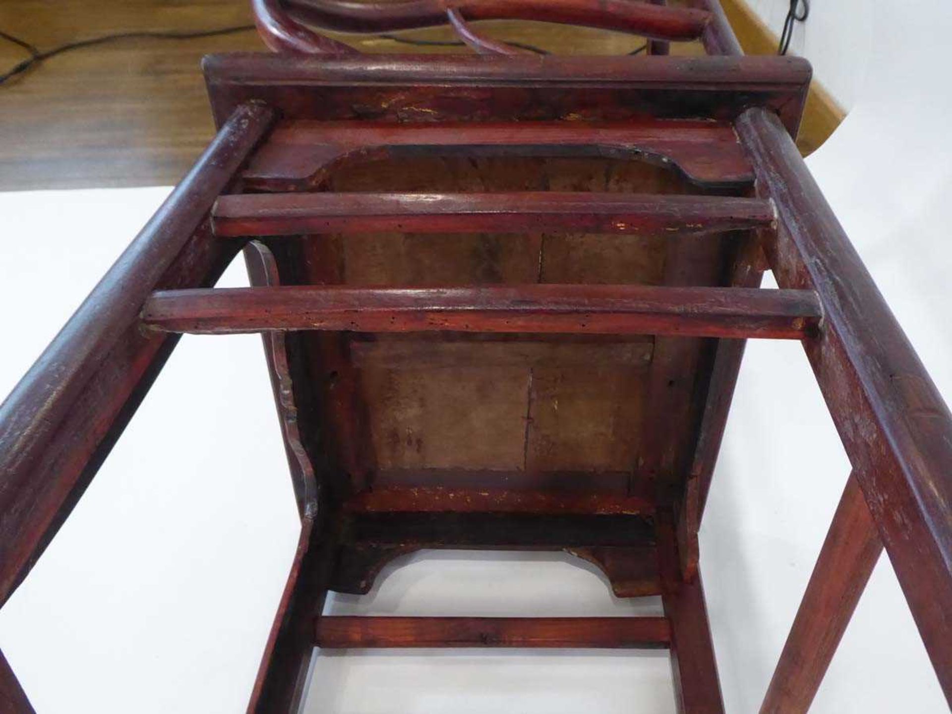 A Chinese stained elm yoke-back side chair, h. 110 cm, w. 53 cm *See lots 1292 and 1301 in Sotheby's - Bild 3 aus 3