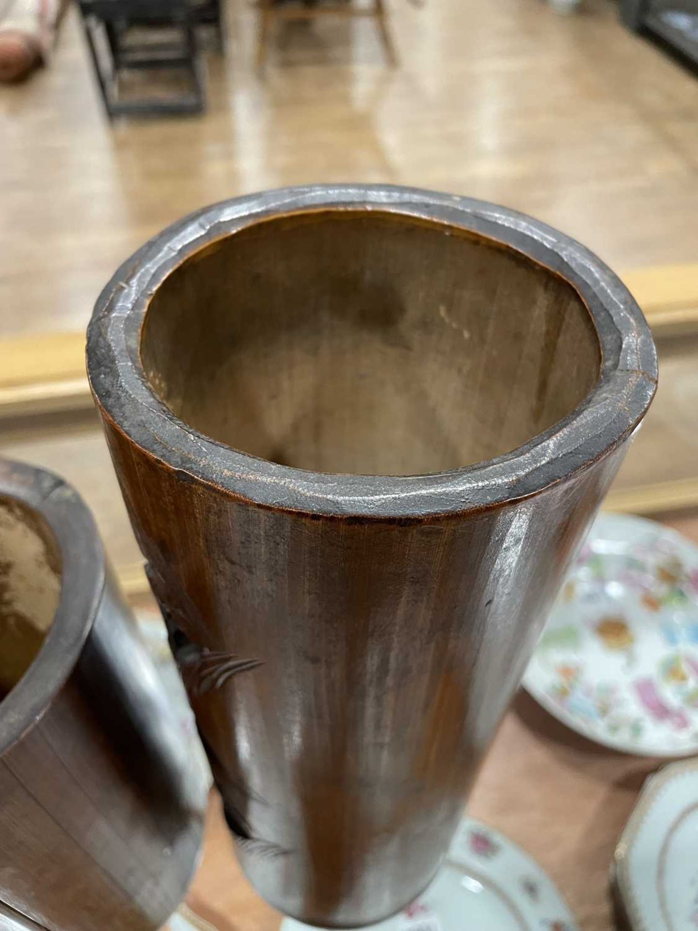 Two pairs of Chinese carved bamboo brush pots, max h. 28.5 cm, together with a carved bamboo - Bild 9 aus 13