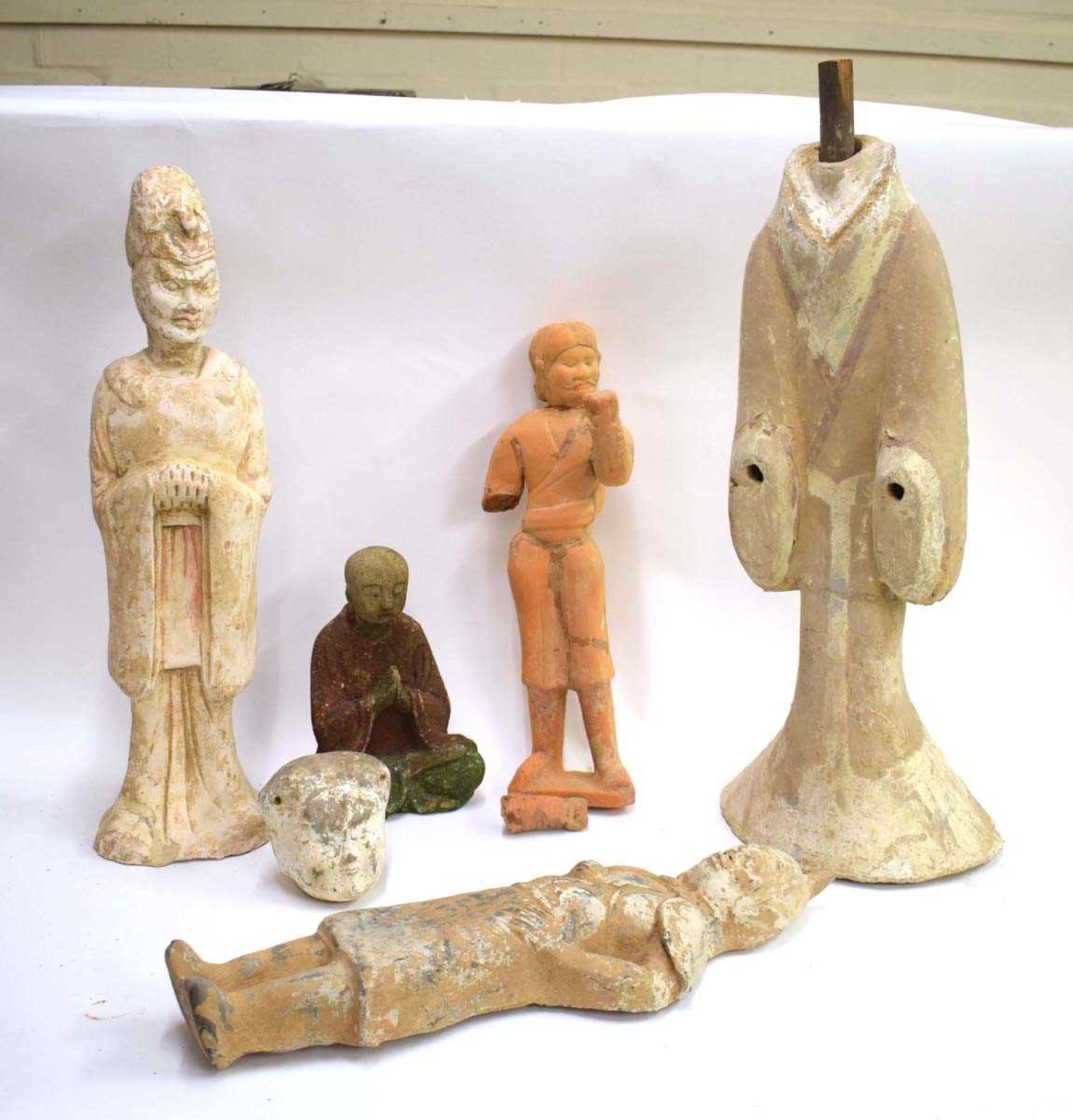 Eight Chinese pottery tomb and other figures of varying sizes, including seated examples, max h. - Bild 2 aus 5