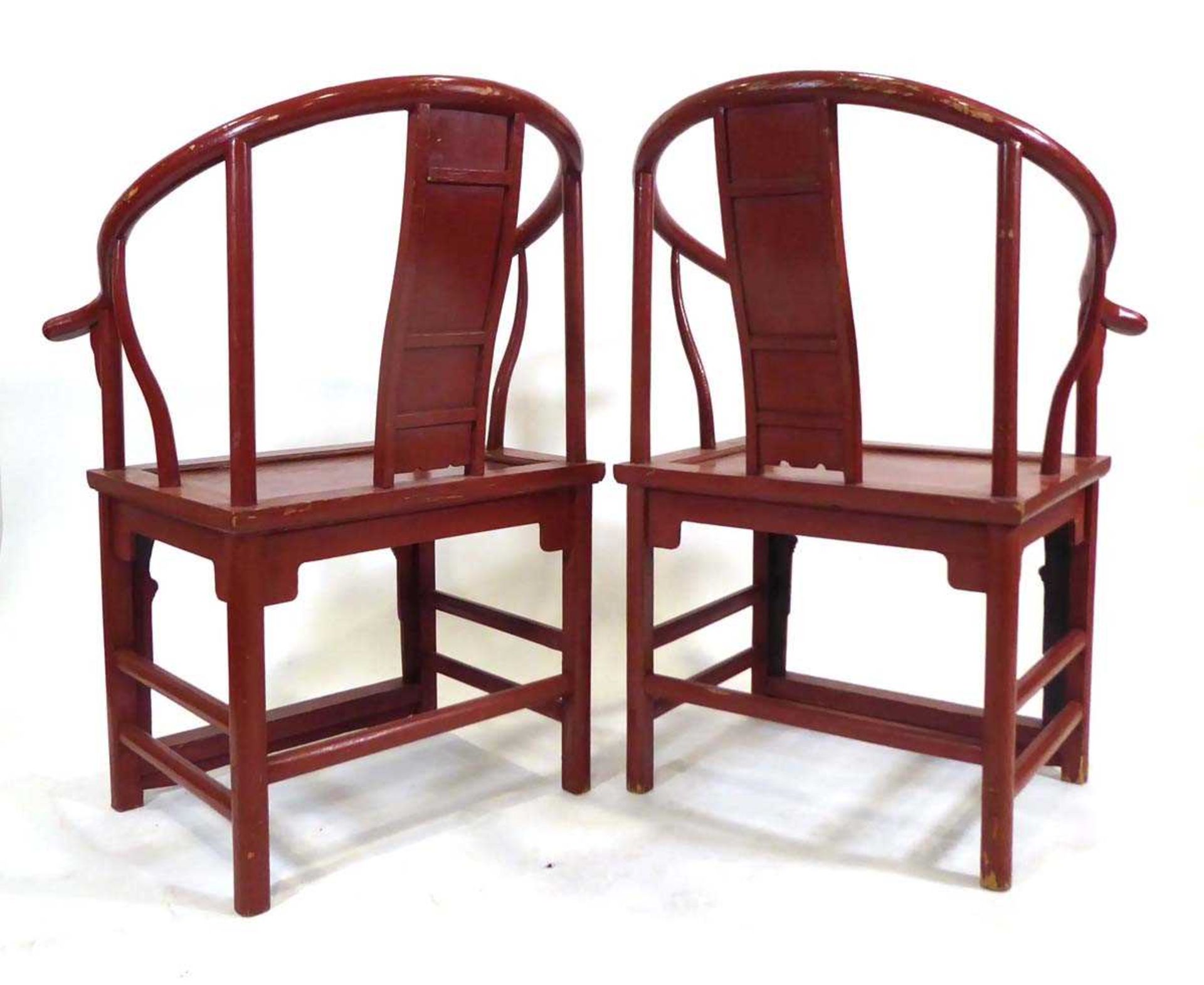 A pair of Chinese red painted Ming-style armchairs of cow horn form, w. 67 cm, h. 101 cm, d. 61 - Bild 2 aus 2