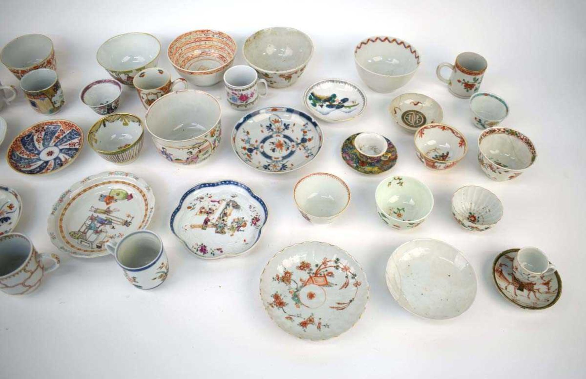 A large quantity of Chinese and other enamel and imari decorated tea bowls, tea cups, saucers and - Bild 4 aus 15