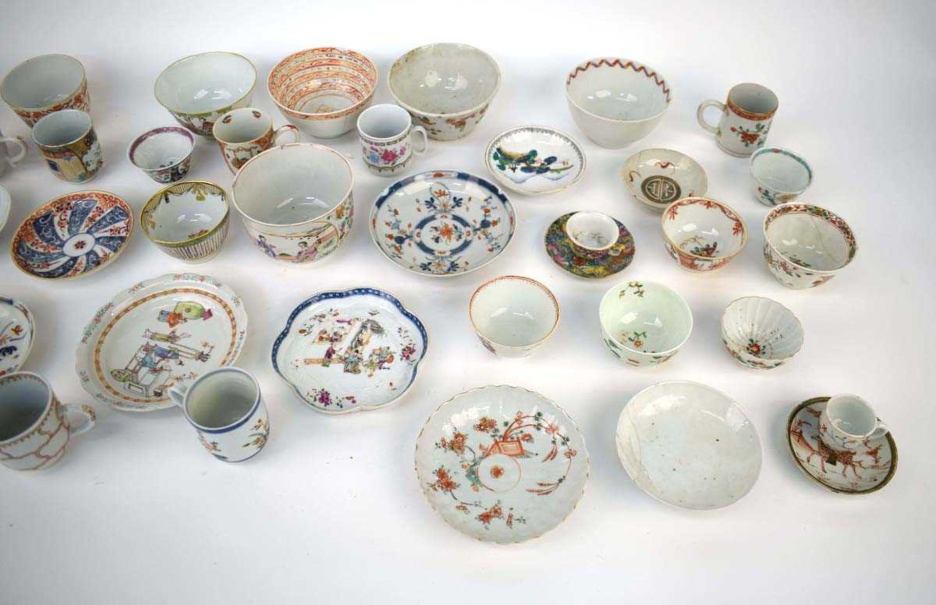 A large quantity of Chinese and other enamel and imari decorated tea bowls, tea cups, saucers and - Image 4 of 15