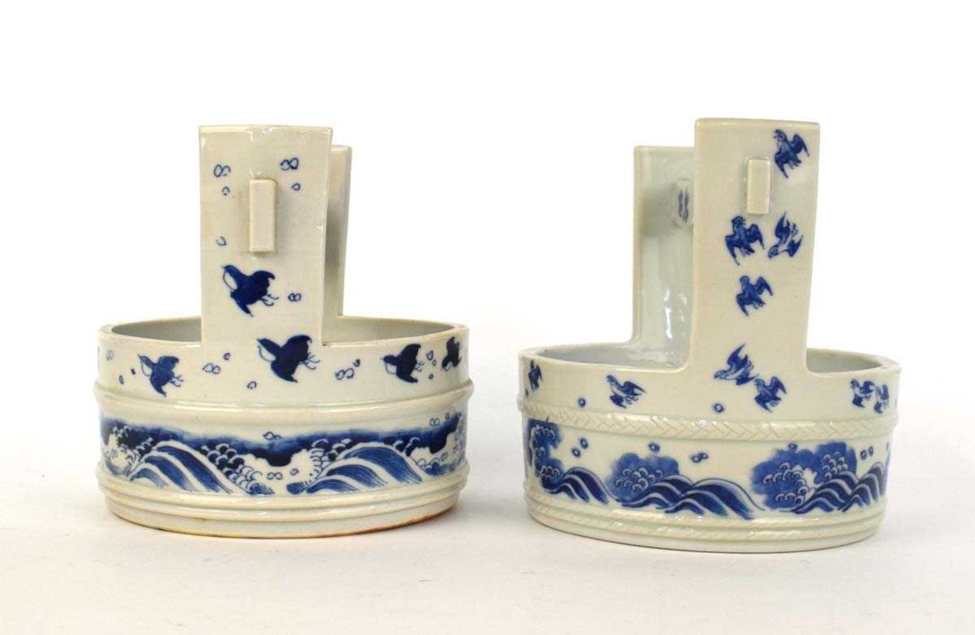 A near pair of Japanese blue and white planters in the form of water carriers, each decorated with - Bild 2 aus 4