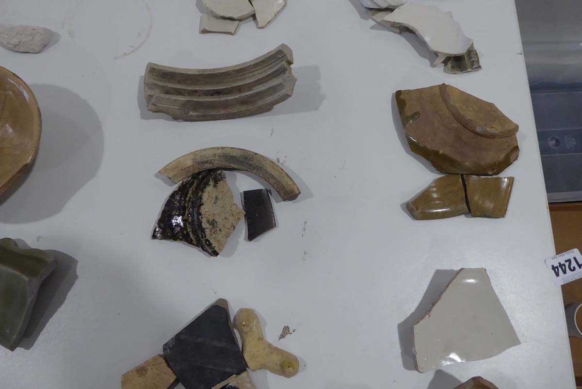 A large quantity of Chinese and other pottery fragments (qty) *from the collection of Phillip - Image 12 of 18