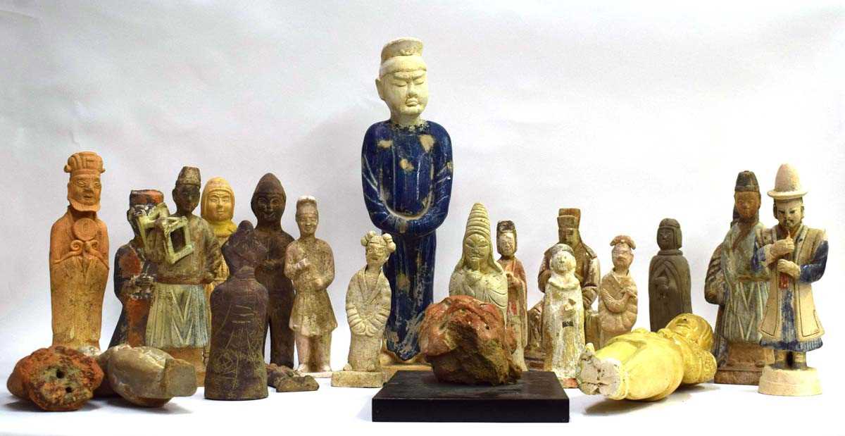 Twenty-three Chinese pottery tomb and other figures of varying sizes, including a mounted mask, l.