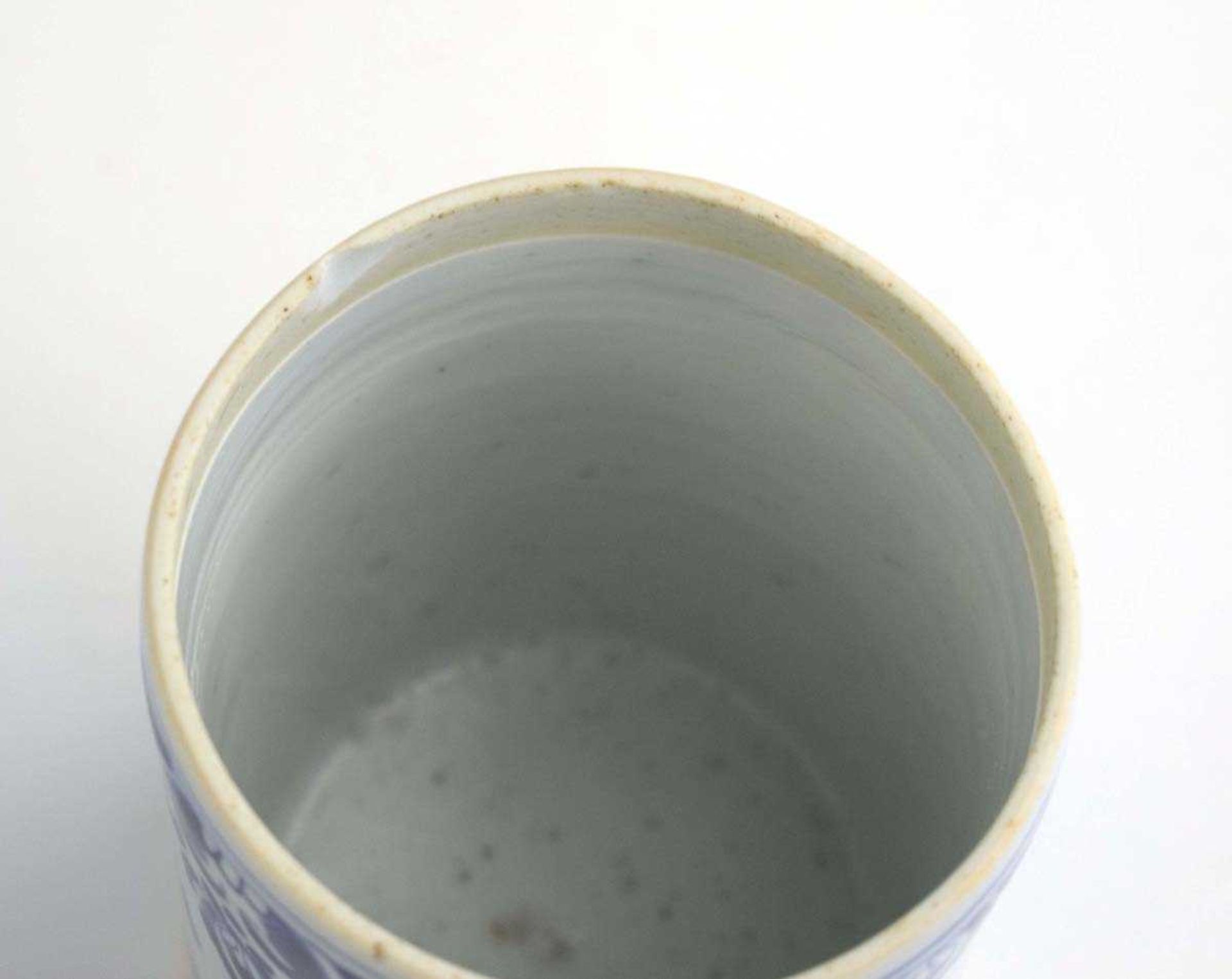 A Chinese blue and white blossom pattern brush pot of cylindrical form on a fixed hardwood base, - Bild 5 aus 54