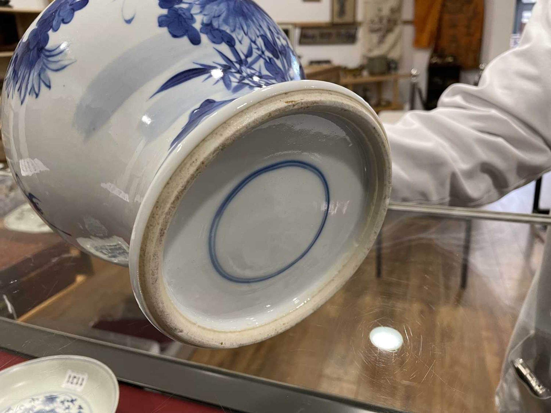 A Chinese blue and white blossom pattern brush pot of cylindrical form on a fixed hardwood base, - Bild 21 aus 54