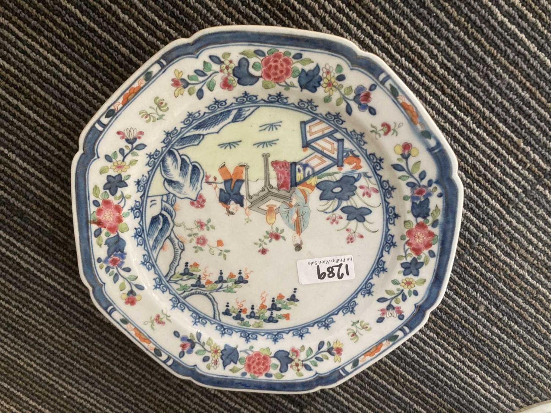A Chinese shallow dish of octagonal form decorated with blossoming branches in the famille rose - Bild 26 aus 41