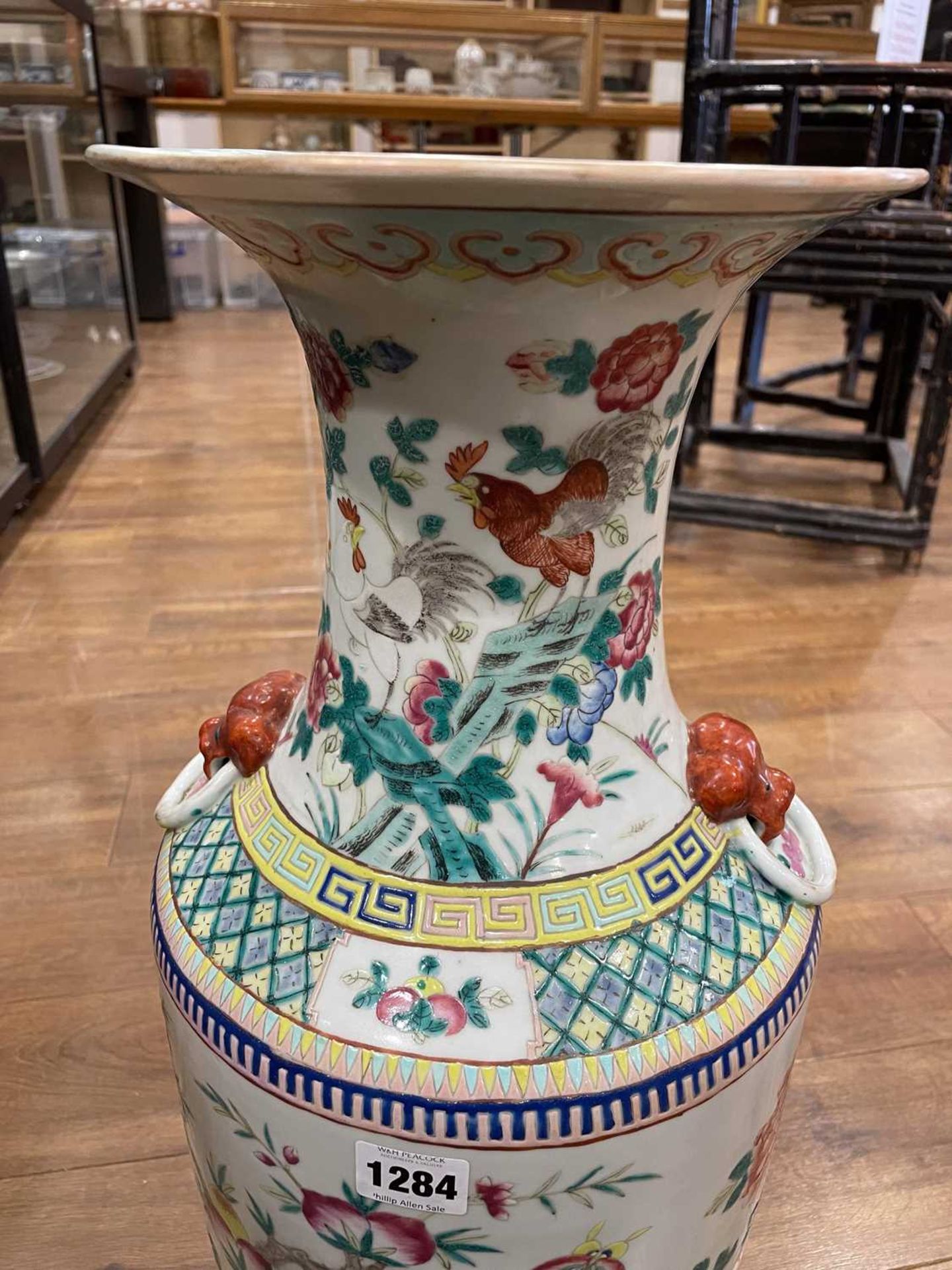 A Cantonese vase of shouldered form decorated in coloured enamels with cockerels and hens within a - Bild 6 aus 23