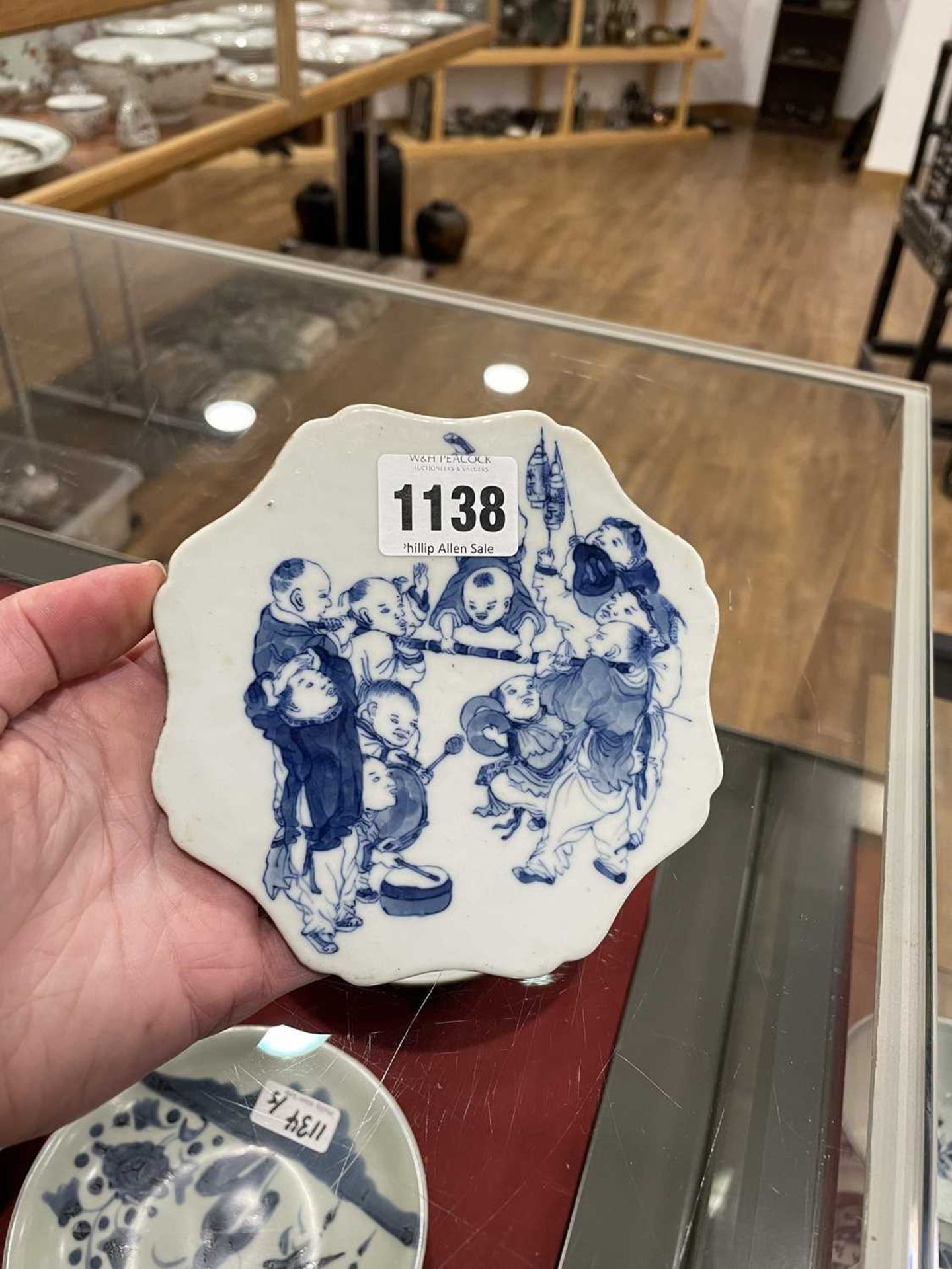 A Chinese blue and white plaque of flowerhead form decorated with children at play, set into a - Bild 5 aus 20