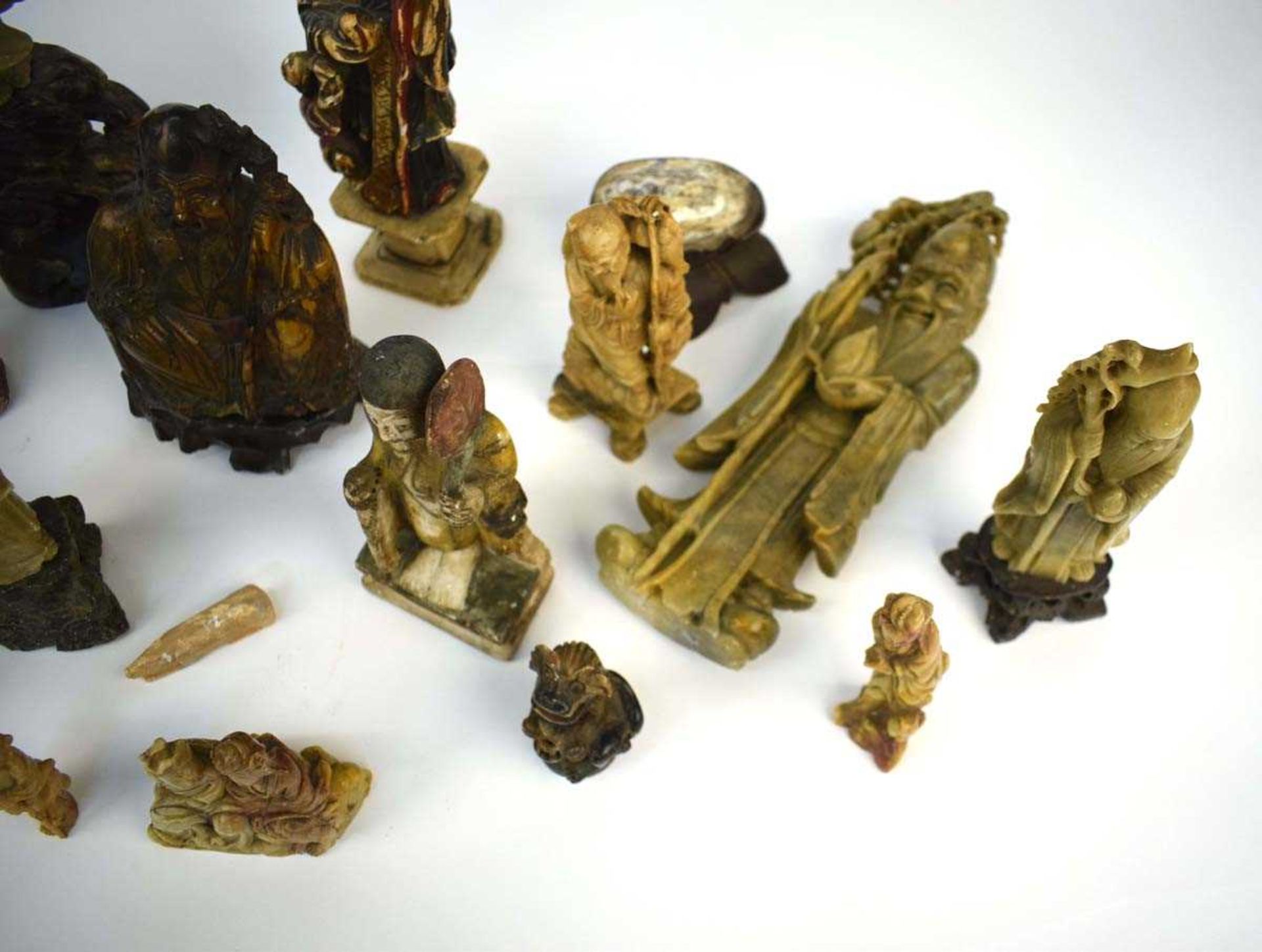 Twenty-five Chinese carved soapstone and other figures including an example of Guanyin, h. 35.5 - Bild 6 aus 30