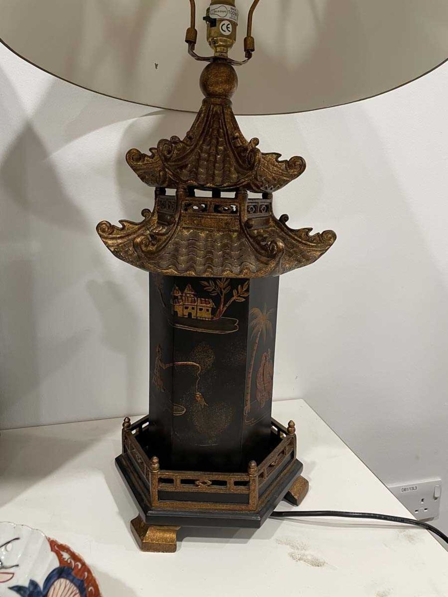 A pair of late 20th century chinoiserie table lamps, the black shades with gilded relief detail over - Bild 16 aus 17