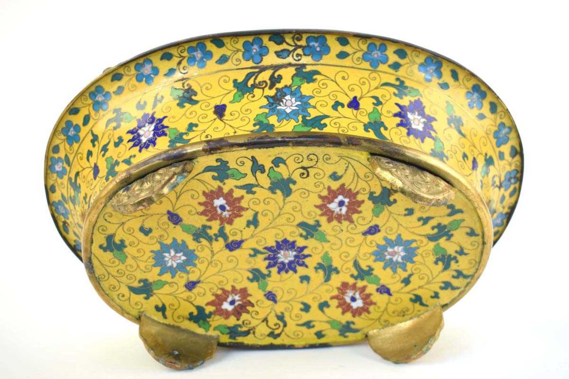 A 19th century Chinese cloisonné jardinière of oval form, decorated with floral motifs within a - Bild 5 aus 19