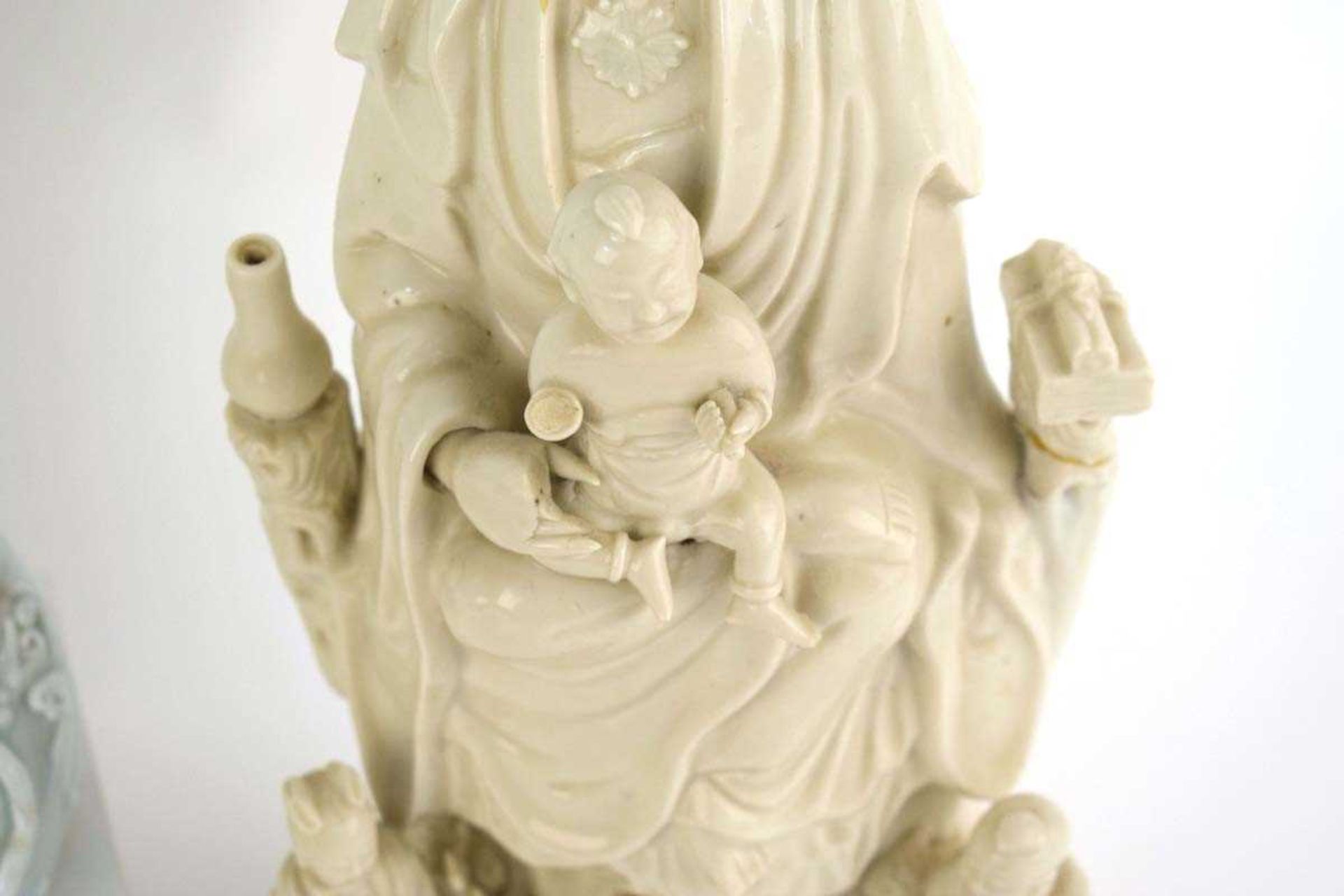 A large scale Chinese blanc de chine figure modelled as Guanyin on a naturalistic base, h. 49 cm, w. - Bild 10 aus 47