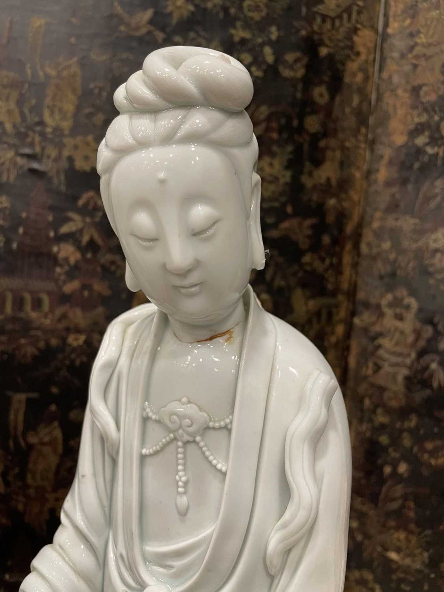 A large scale Chinese blanc de chine figure modelled as Guanyin on a naturalistic base, h. 49 cm, w. - Bild 15 aus 47