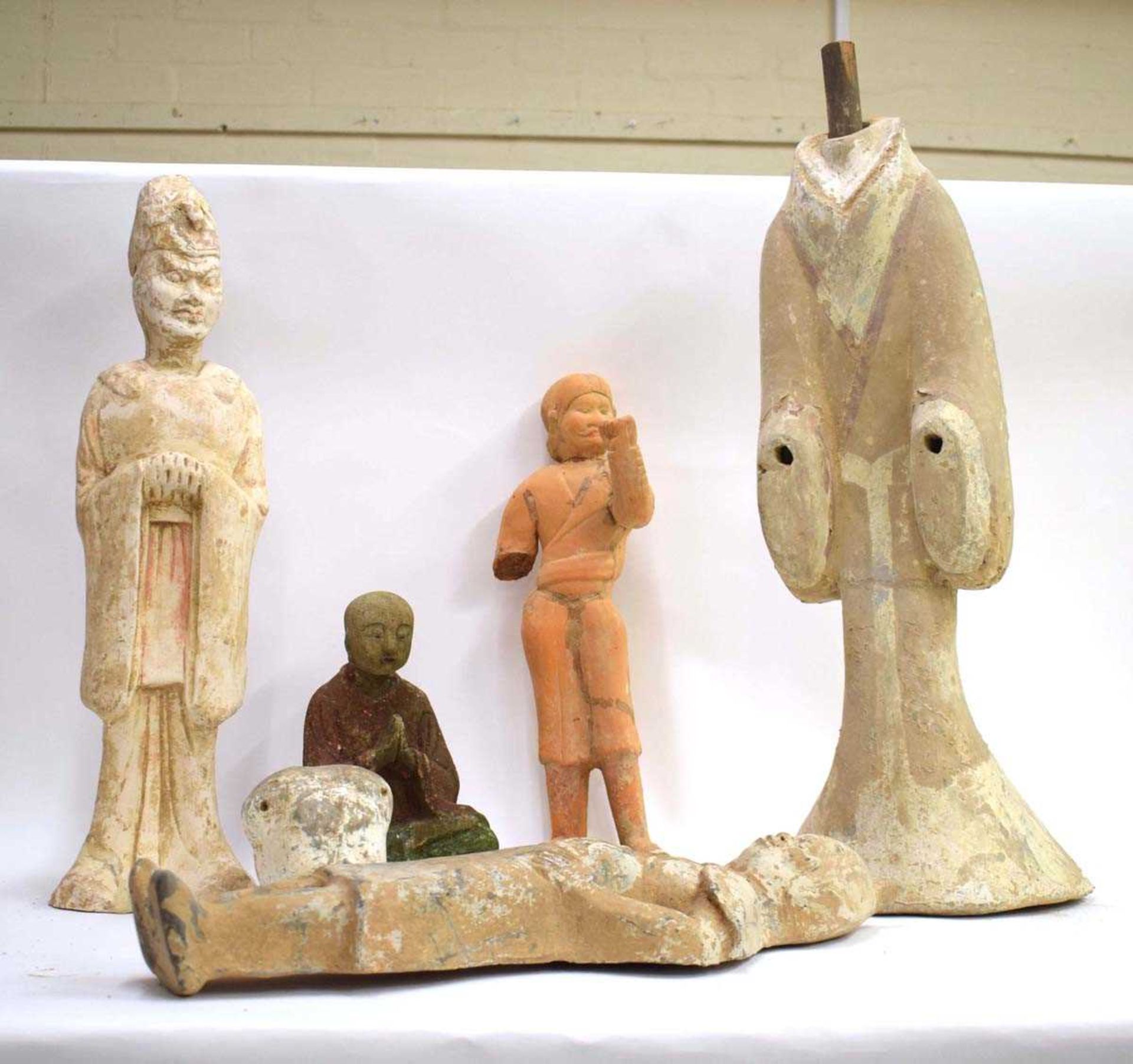 Eight Chinese pottery tomb and other figures of varying sizes, including seated examples, max h. - Bild 3 aus 5