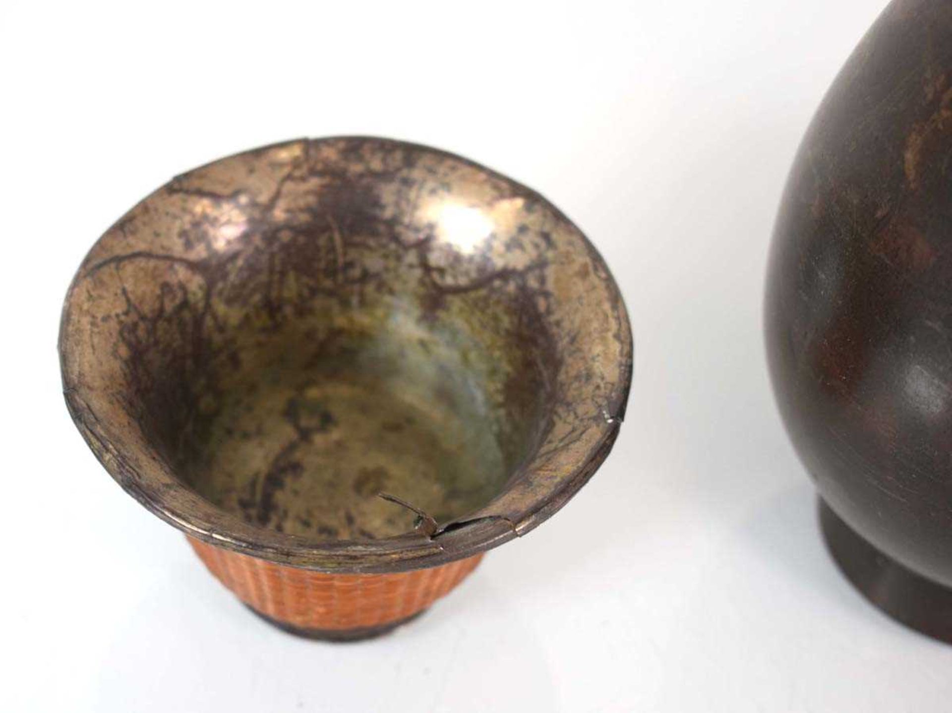 A brown patinated bronze bottle vase of slender form, h. 24.5 cm, a further vase, smaller and a pair - Bild 2 aus 11