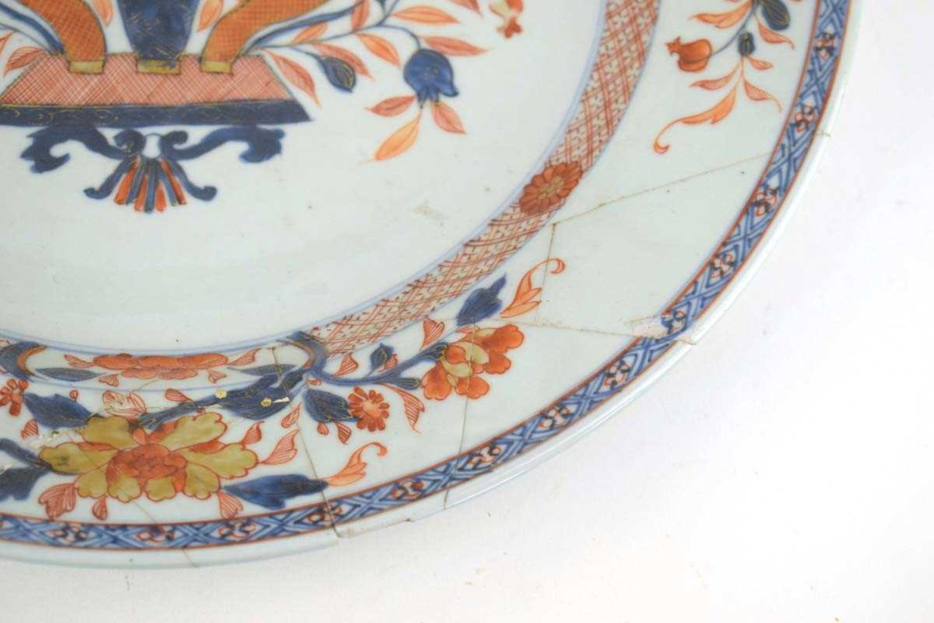 A Chinese charger decorated with insects amongst a branch in full bloom in the Imari palette, d. - Bild 3 aus 3