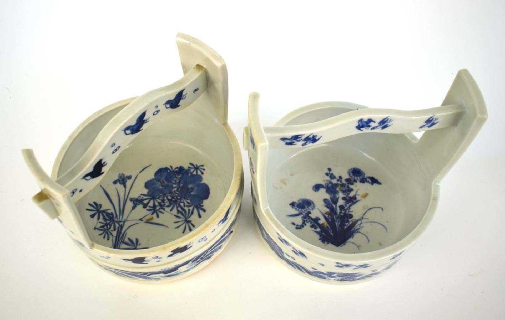 A near pair of Japanese blue and white planters in the form of water carriers, each decorated with - Bild 3 aus 4