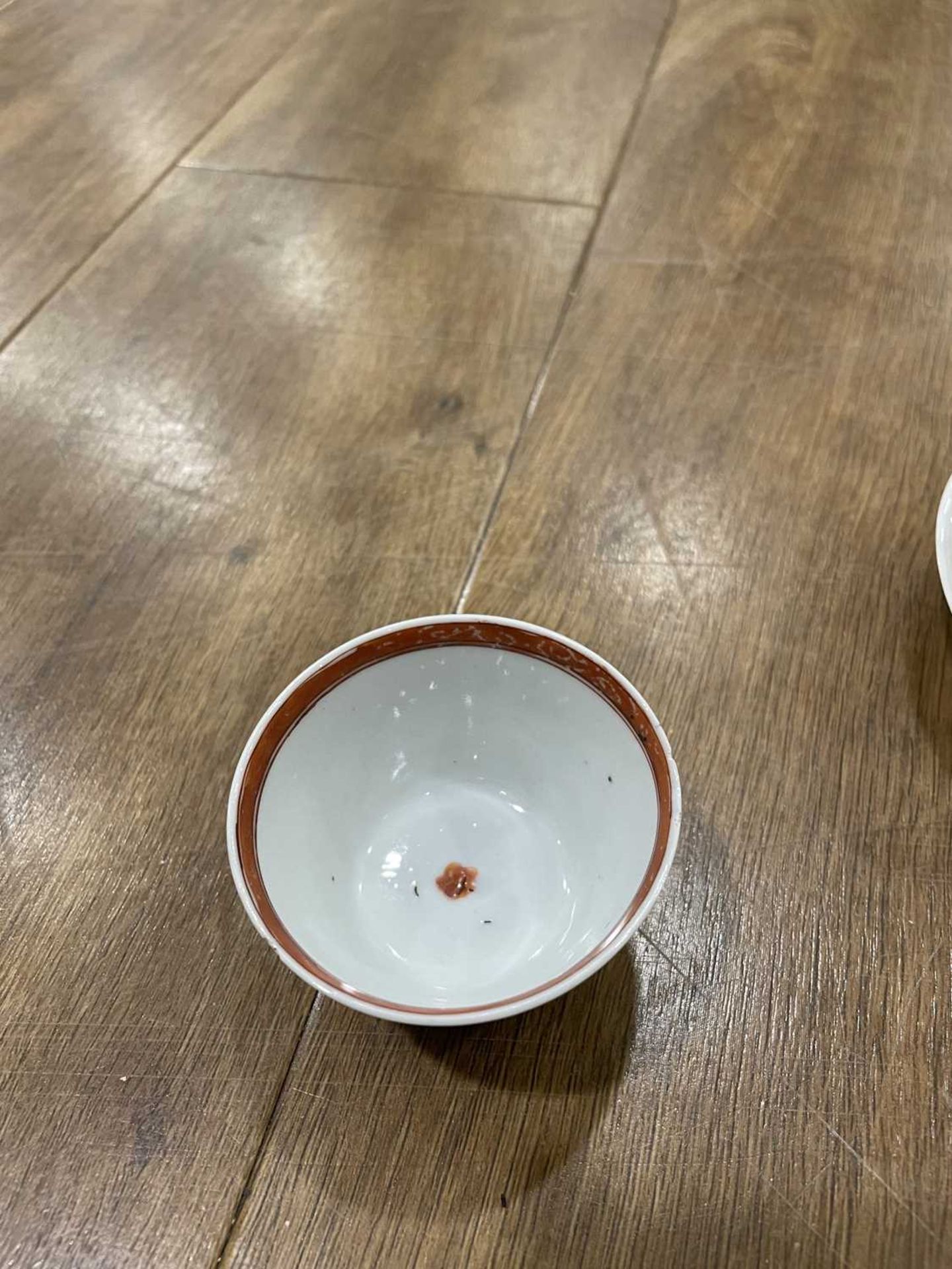 Twelve matching Chinese and other tea bowls, cups and saucers, each decorated in a different - Bild 67 aus 114