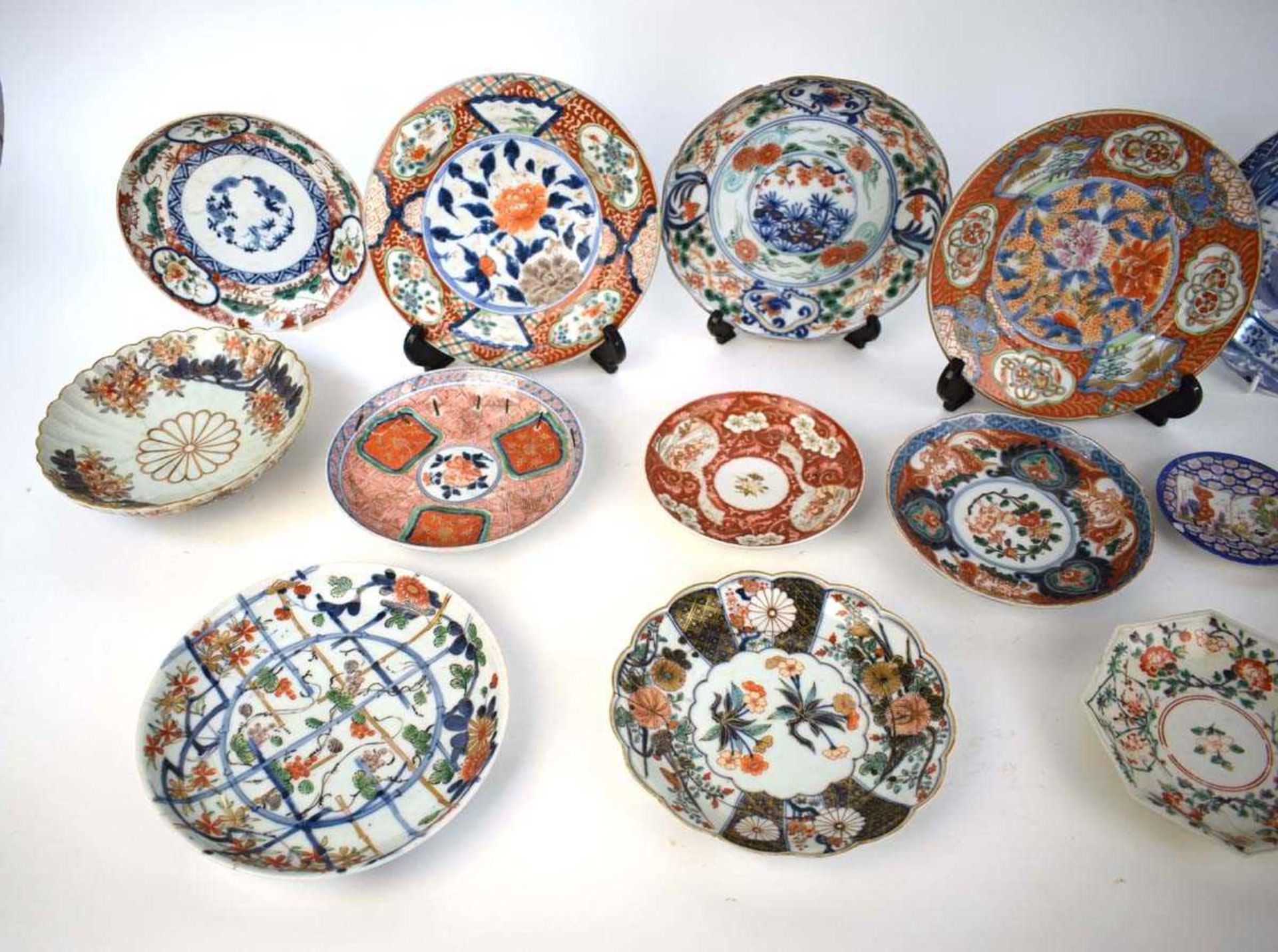 A group of fourteen Japanese imari and other side plates and dishes, max. d. 21.5 cm (14) *from - Bild 2 aus 7