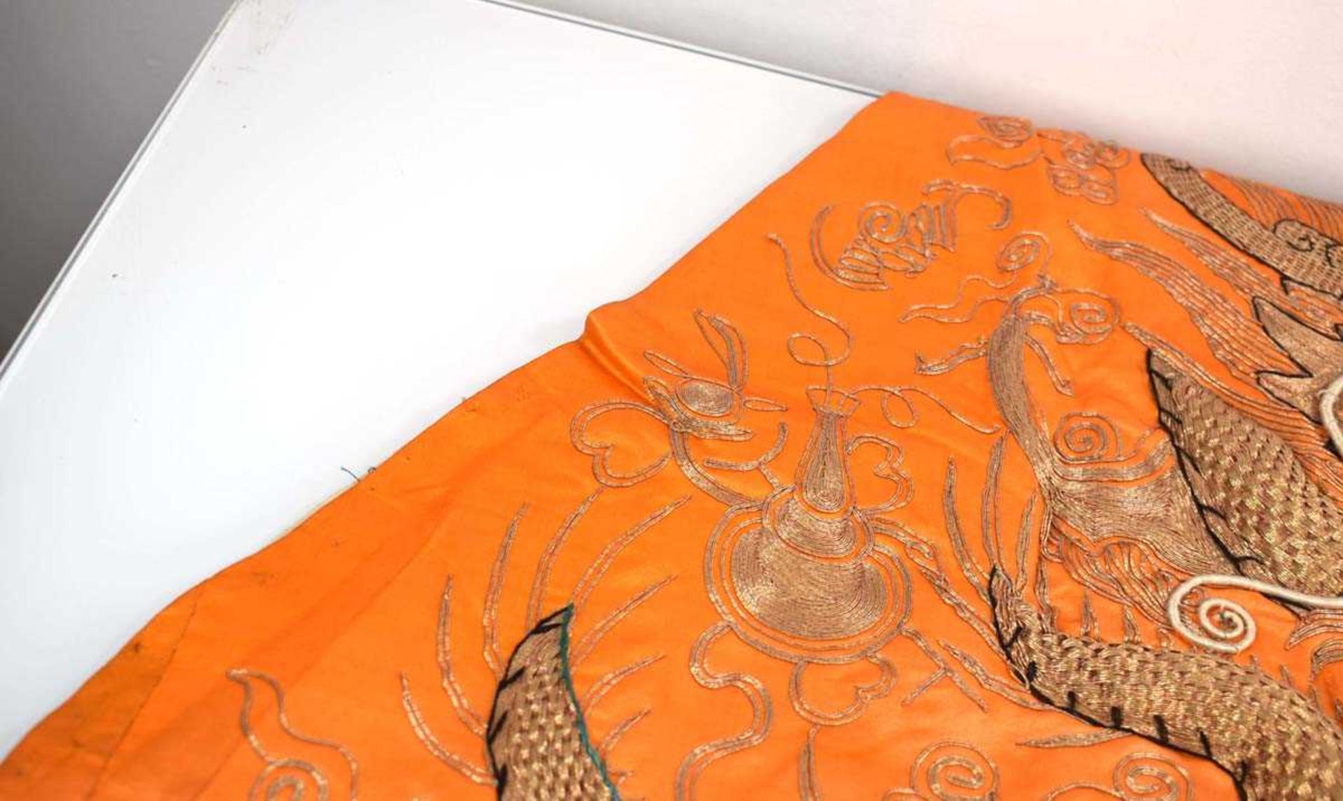 A Chinese robe section worked in gold coloured threads depicting dragons and a pagoda on an orange - Bild 2 aus 15