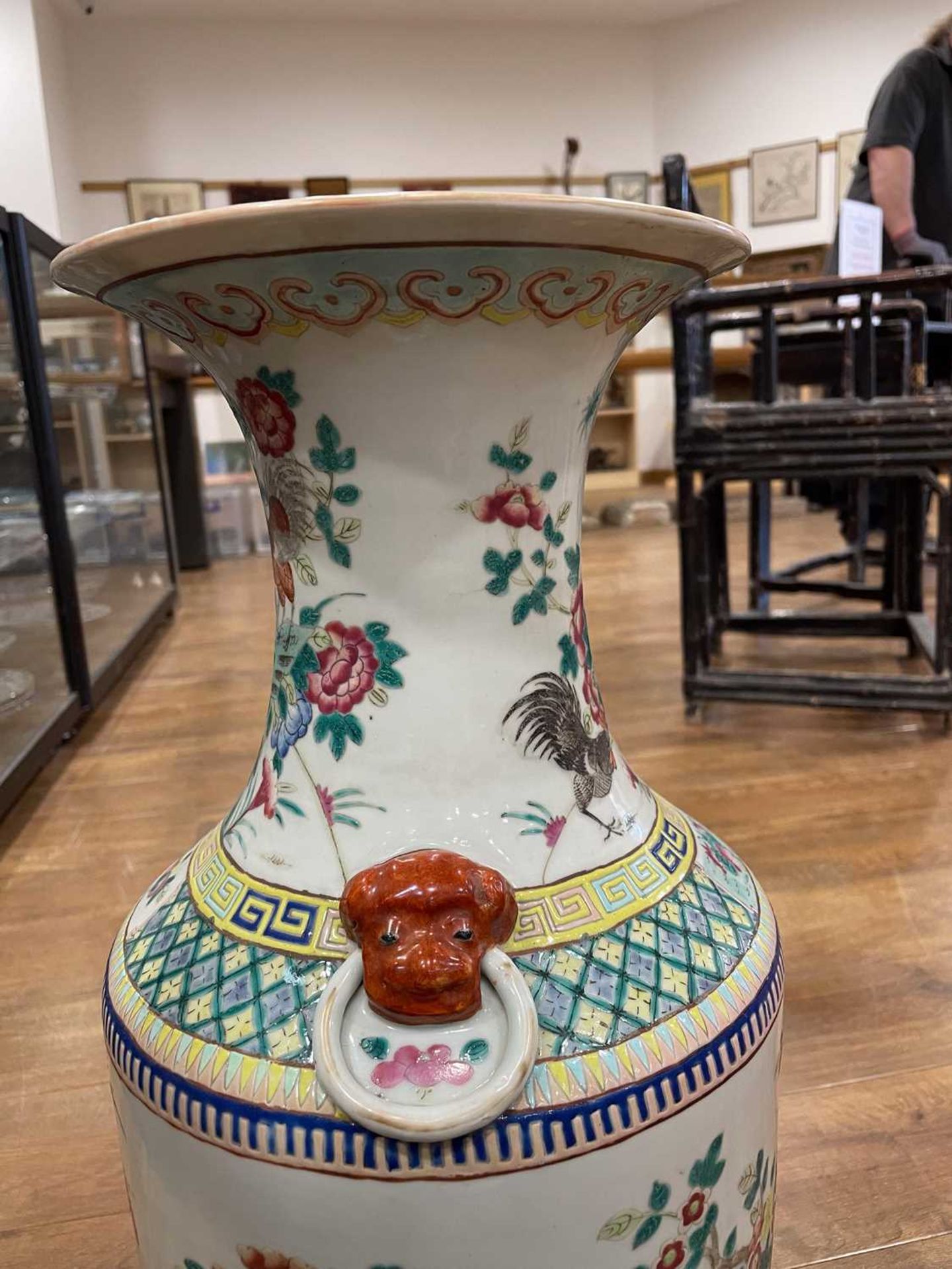 A Cantonese vase of shouldered form decorated in coloured enamels with cockerels and hens within a - Bild 9 aus 23