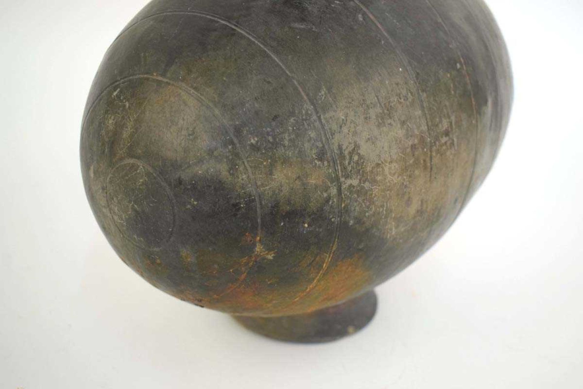 A Chinese pottery cocoon vase, the ovoid body incised with vertical geometric bands, probably Han - Bild 3 aus 3